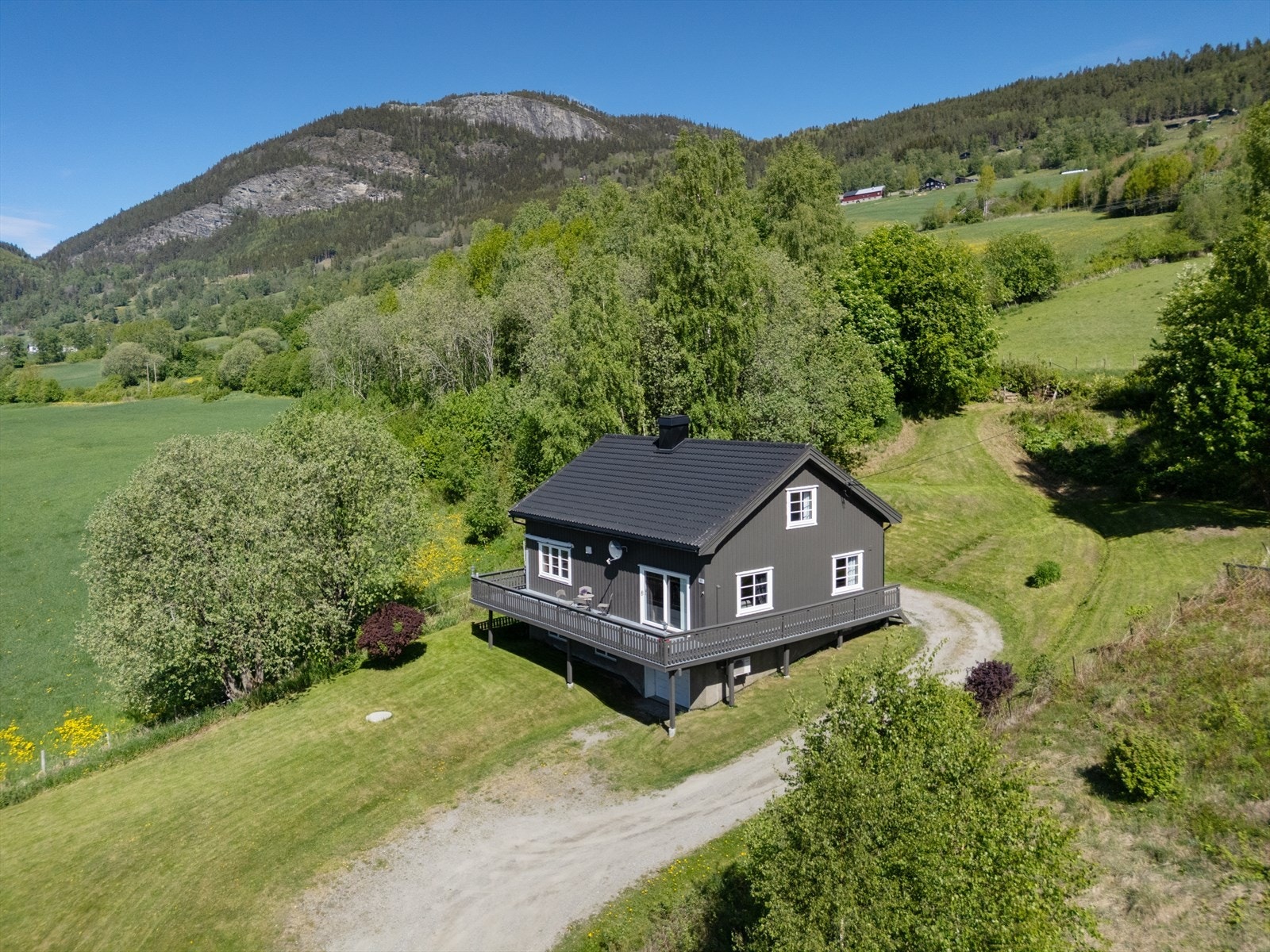 Herfra er det gang- og sykkelvei til Hundorp og Harpefoss, og korte avstander til flere kjente turområder og fjelldestinasjoner. Galleribilde