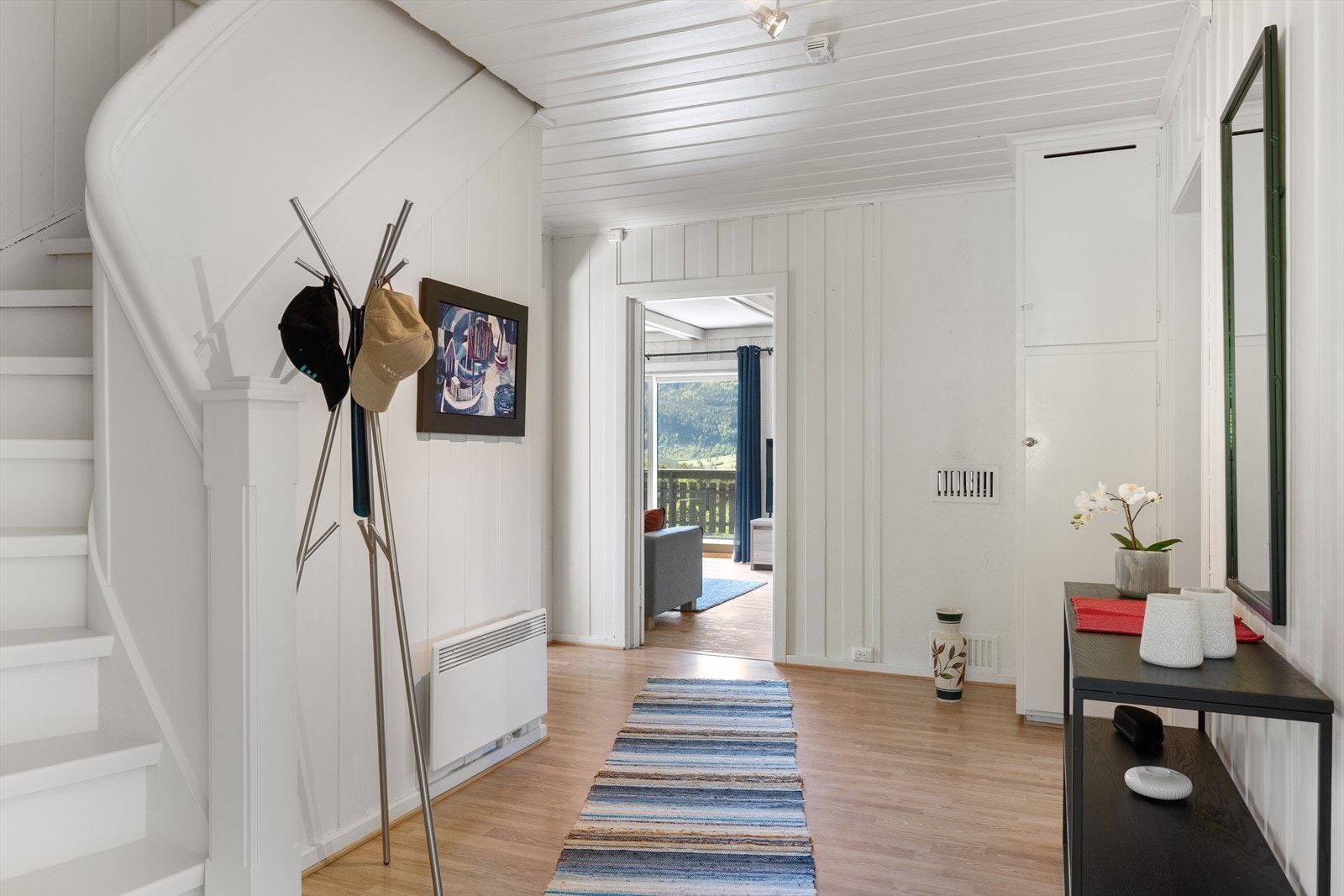 Fra gangen er det direkte tilgang til stua og de sosiale sonene i boligen. Galleribilde