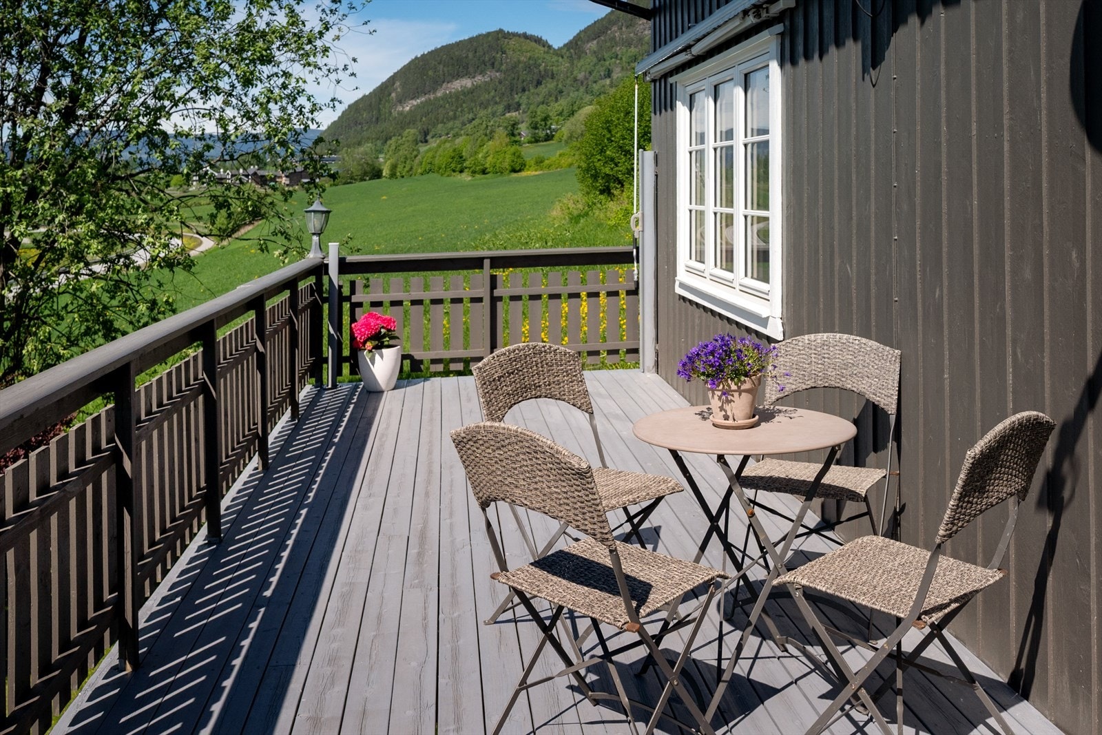 Terrassen på ca 31 kvm har god plass til sittegruppe. Galleribilde