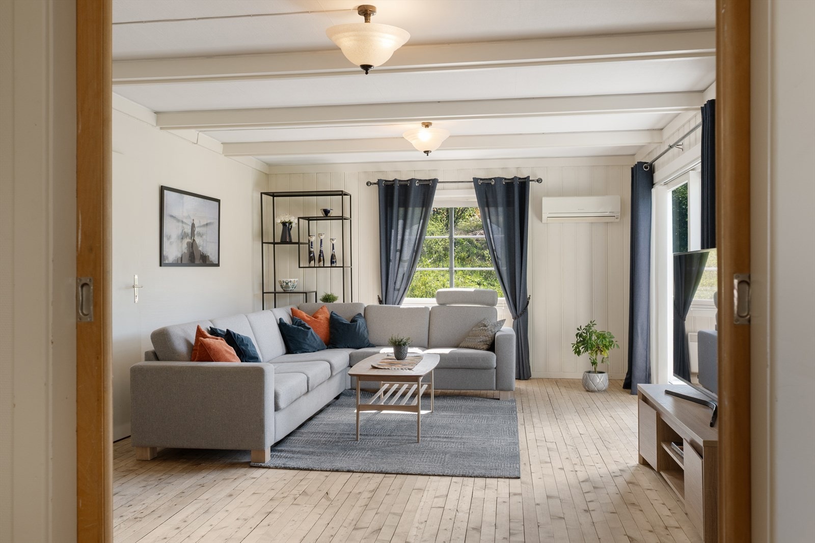Den lyse stua har god plass til en romslig sofagruppe. Galleribilde