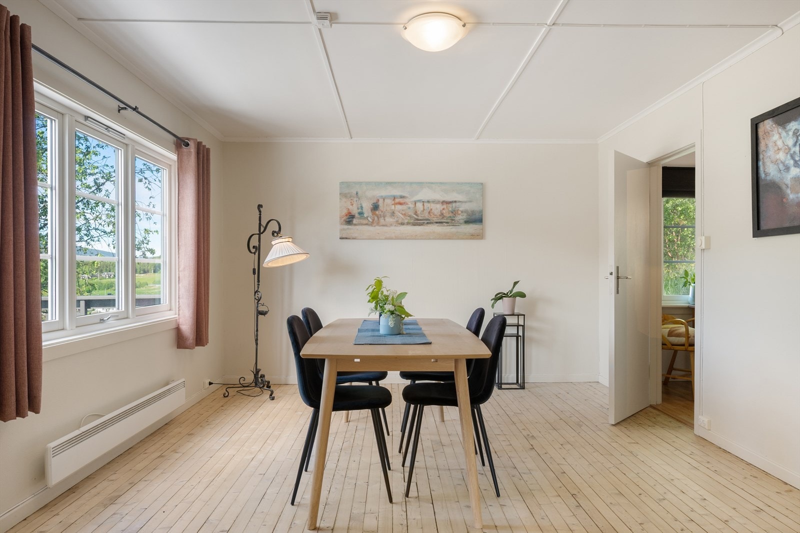 Med god plass til langbord er det enkelt å samle flere rundt bordet. Galleribilde