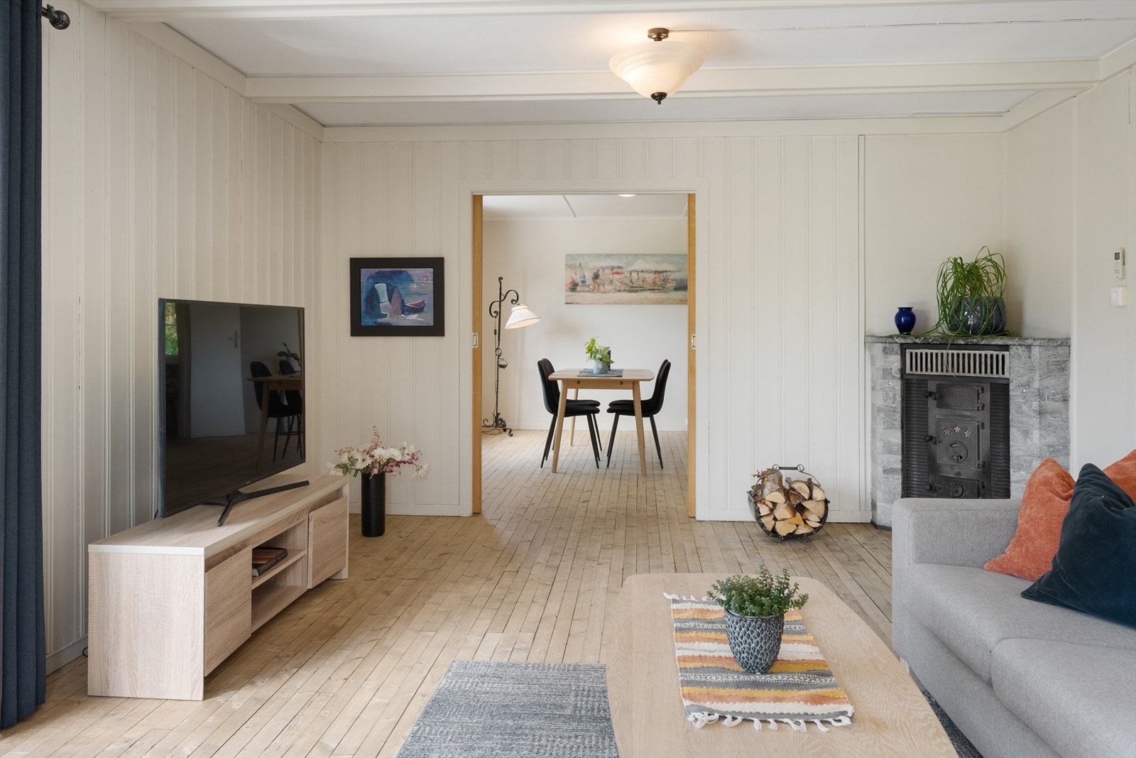 Heltregulv og panel på veggene gir en hyggelig atmosfære. Galleribilde