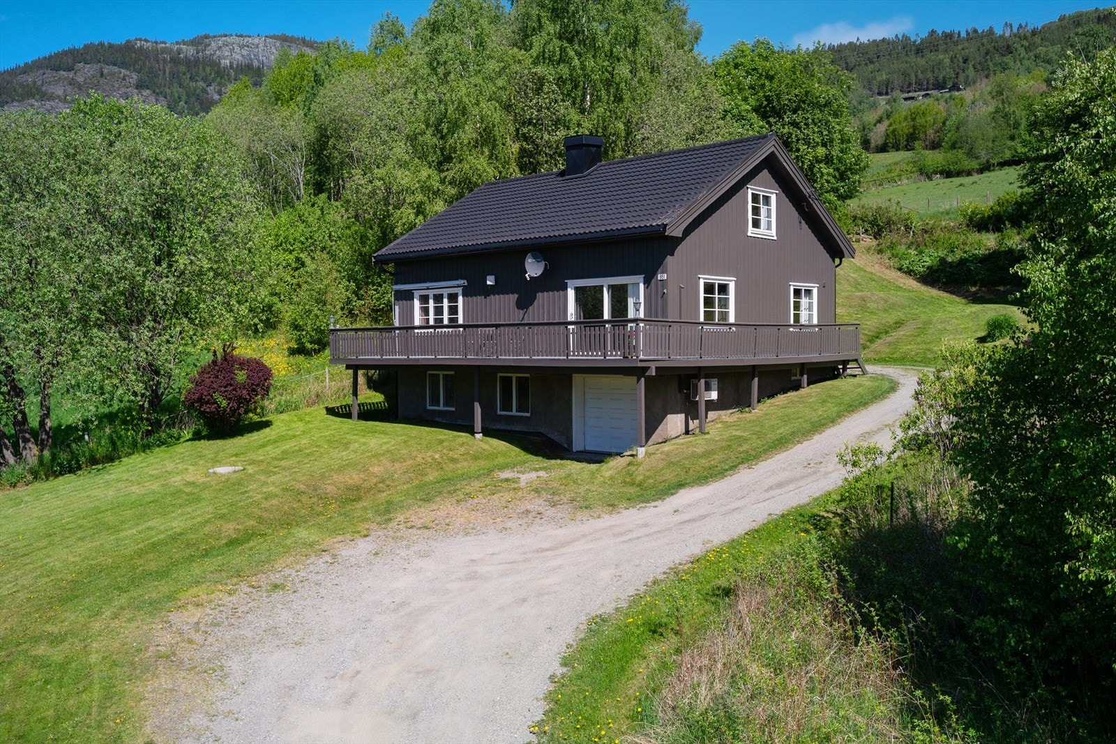 Det er parkering i integrert garasje, samt på egen tomt. Galleribilde