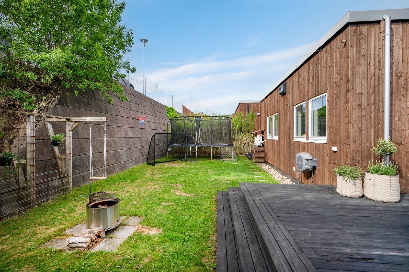 Lettstelt, flat bakhage med huskestativ og plass til trampoline Galleribilde