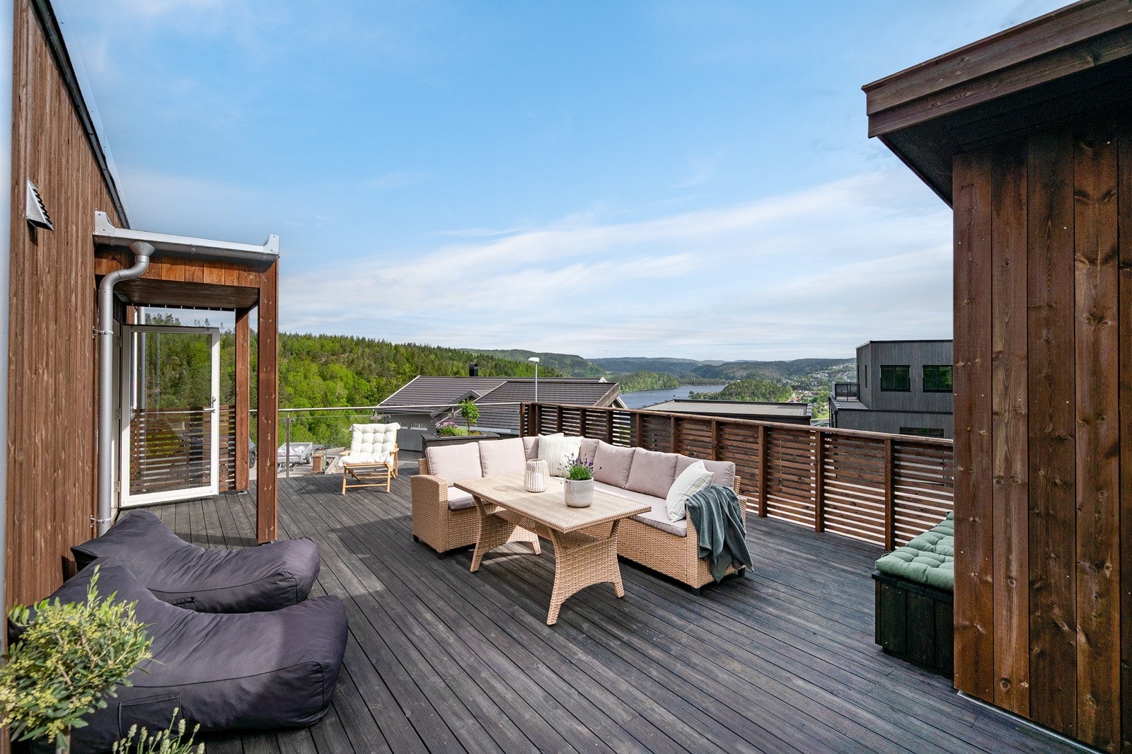 Stor, østvendt takterrasse over garasjen Galleribilde