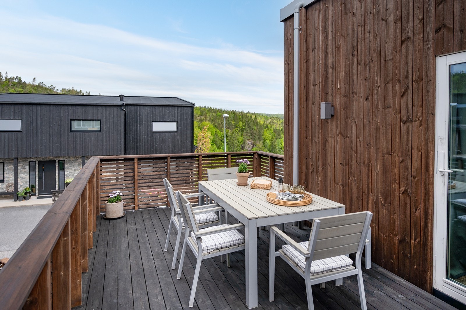 Fin spiseplass for solfylte dager Galleribilde