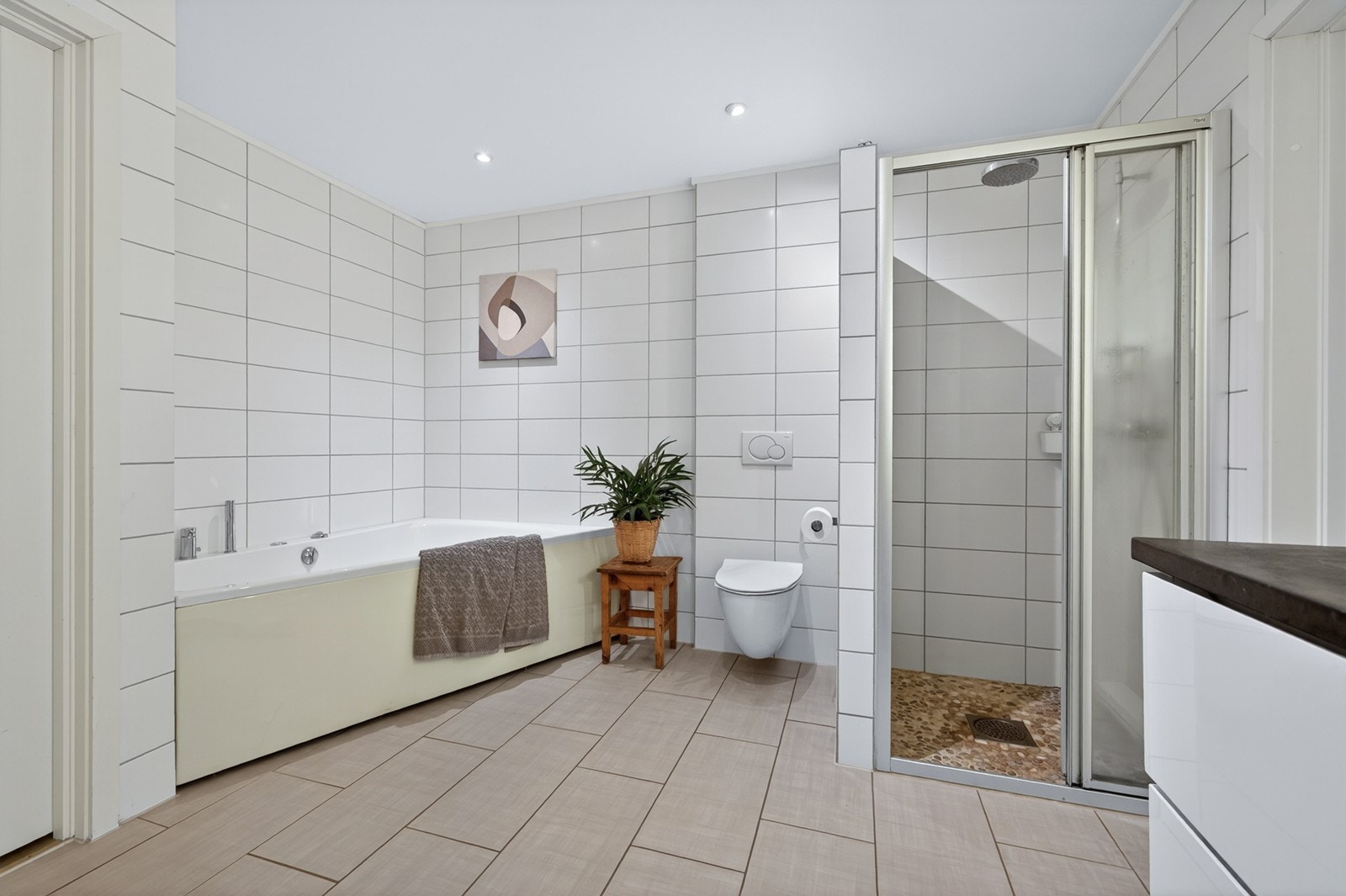 Både boblebad og nisje med regndusj Galleribilde