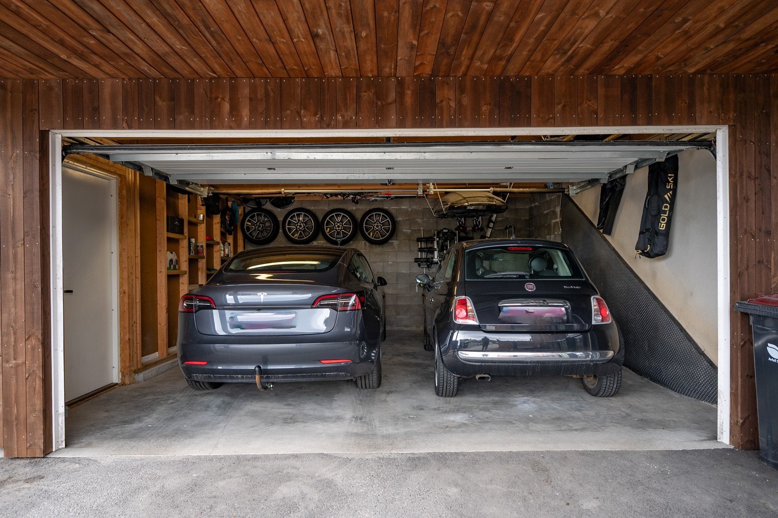 Garasje for to biler, med automatisk port og lader Galleribilde