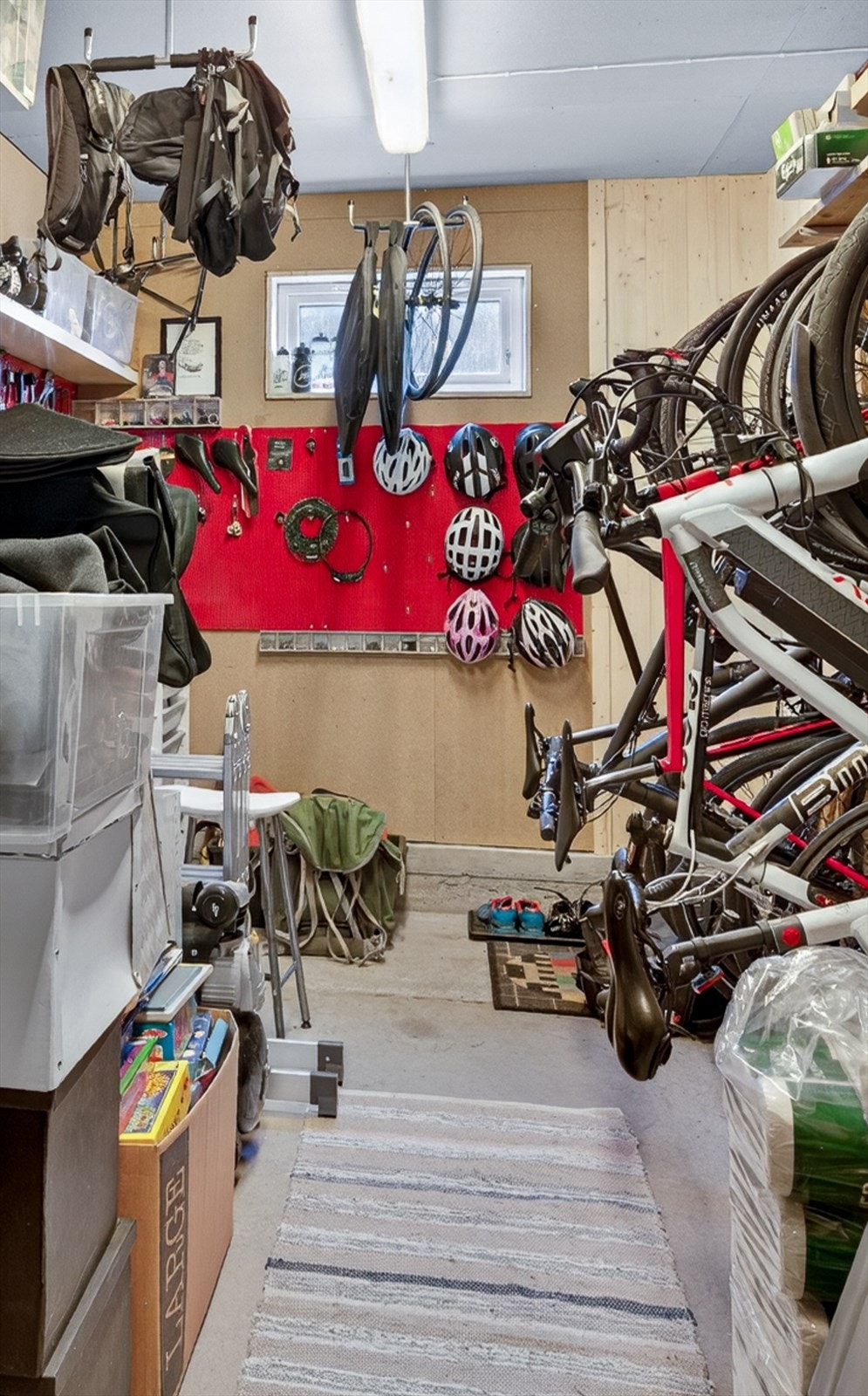 Stor bod med egen inngang fra gårdsplass - fint for lagring av sesongbetonte ting Galleribilde