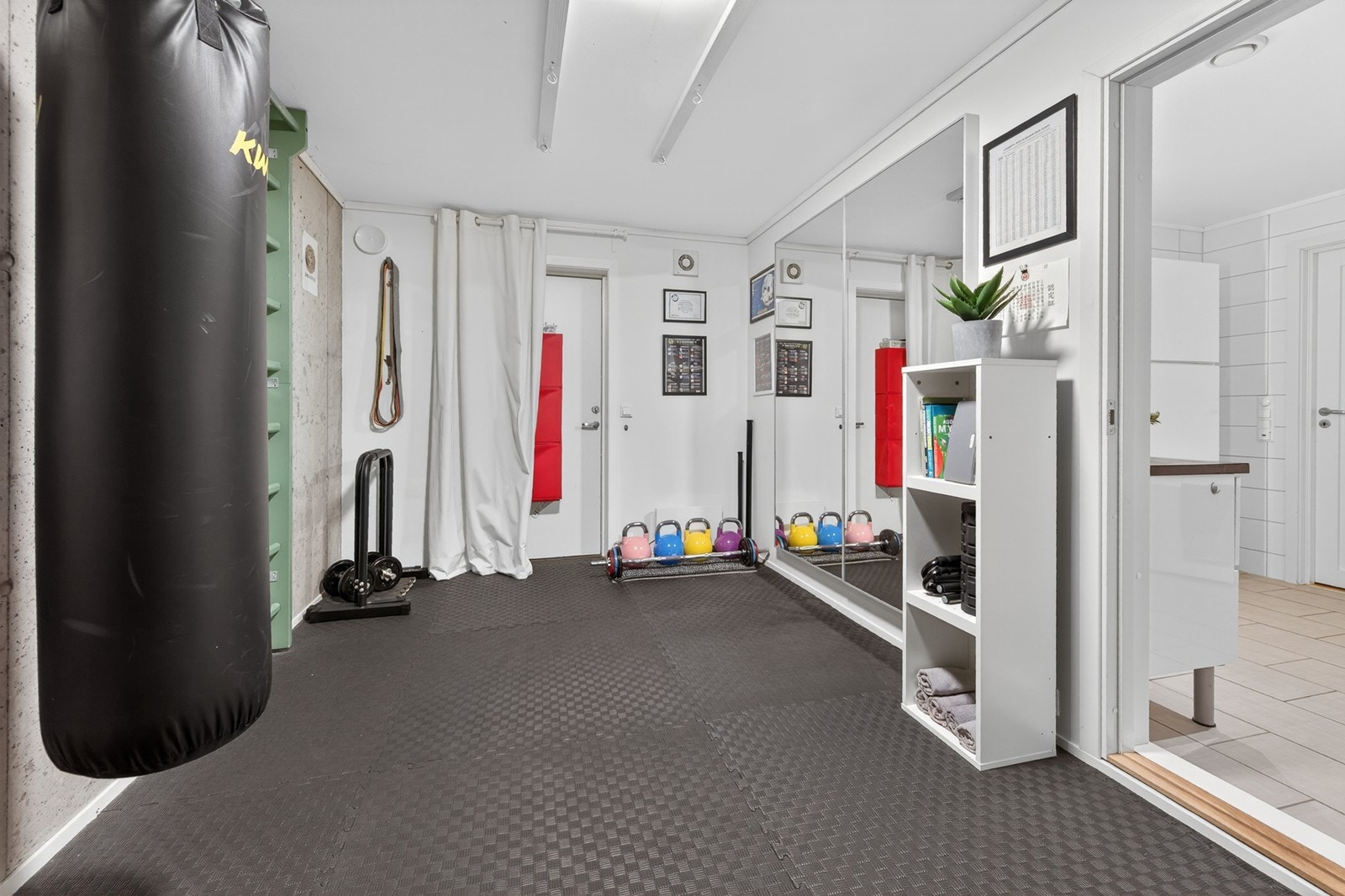 Fra badet er det direkte inngang til bod - p.t. innredet som treningsrom Galleribilde