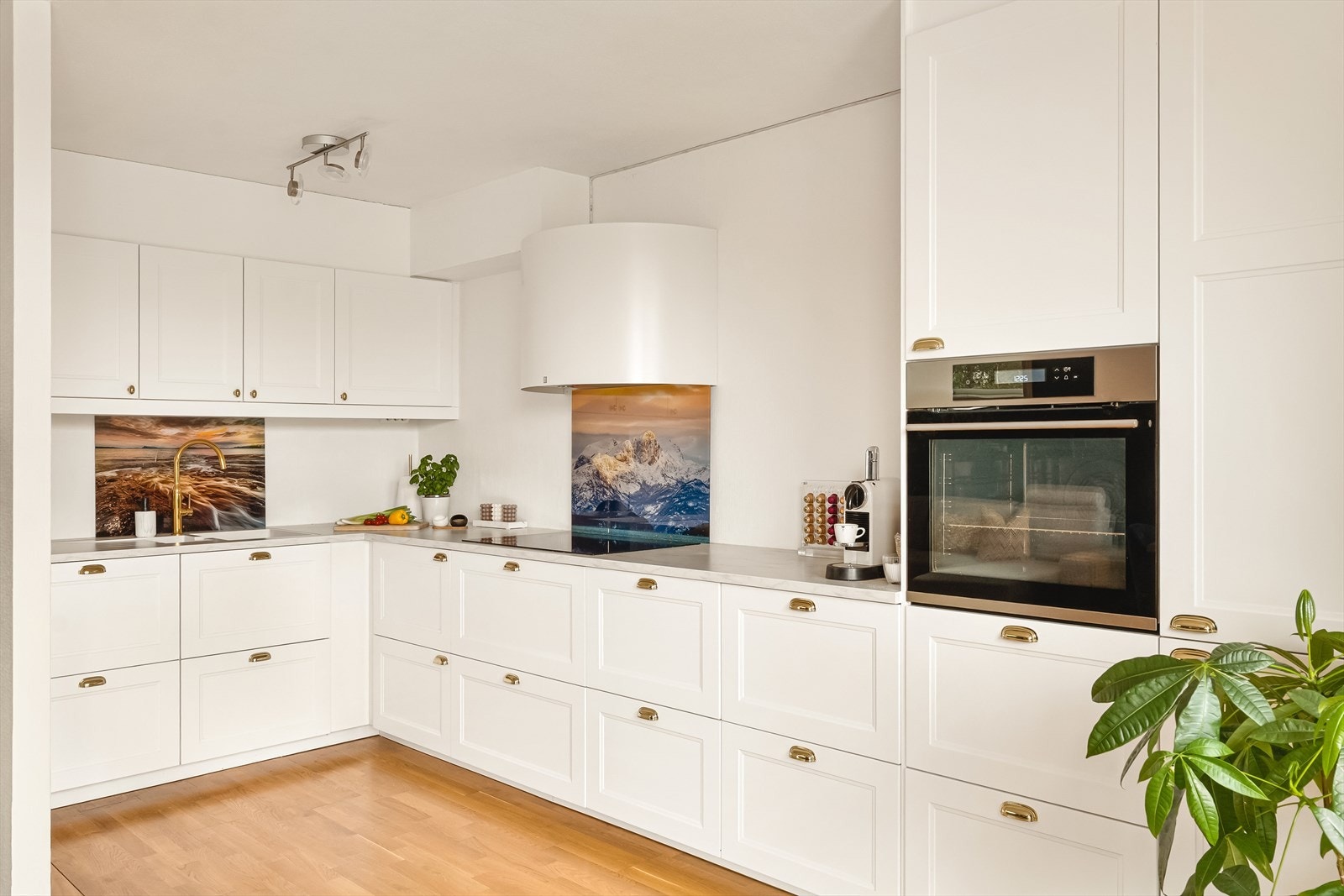 Lys endeleilighet med moderne kjøkken fra 2019. Innredningen fra IKEA har integrerte hvitevarer og rikelig med skapplass. Galleribilde