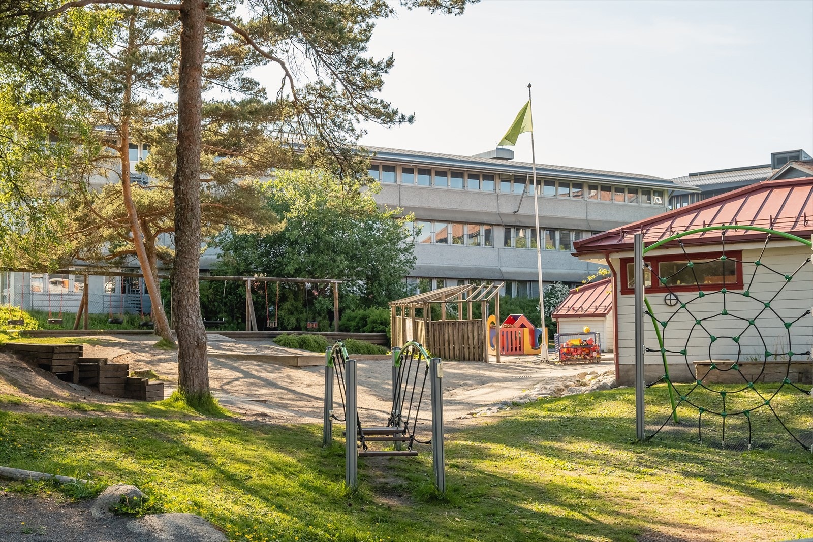 Flere skoler og barnehager i nærområdet, blant annet International School of Bergen kun få minutters gange unna. Galleribilde
