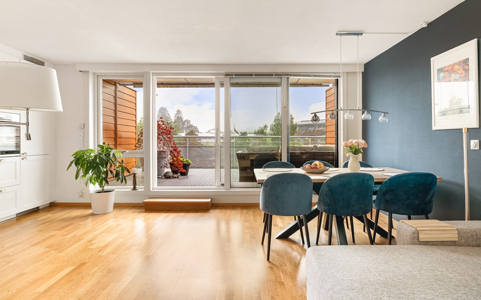 Stuen har parkett på gulvet og plass til både spisebord og sofagruppe. Galleribilde