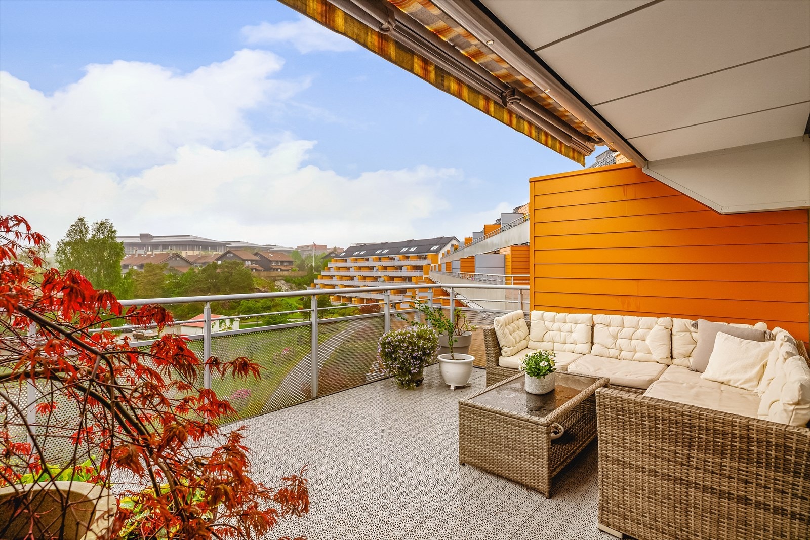 Fra stuen er det utgang til en stor terrasse på nesten 19 kvm. Her er det god plass til utemøbler og beplantning. Galleribilde