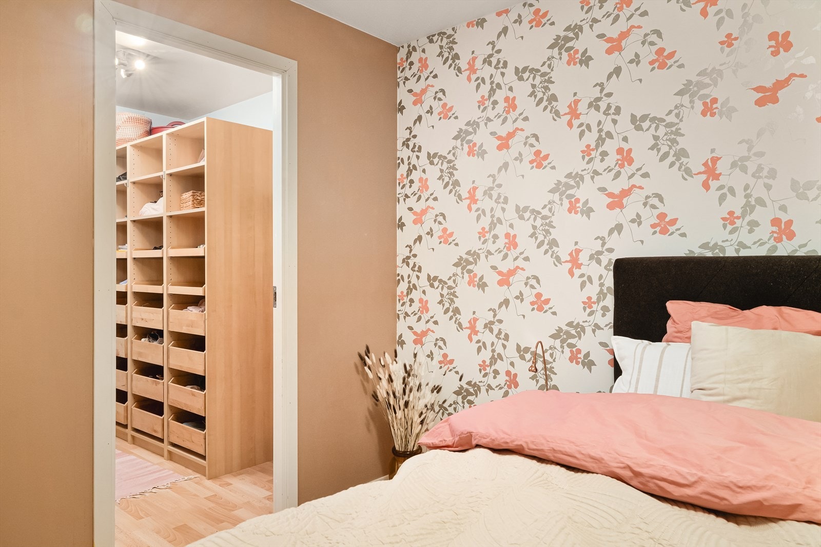 Fra soverommet er det tilgang til en praktisk innvendig bod, innredet som walk-in closet. Galleribilde