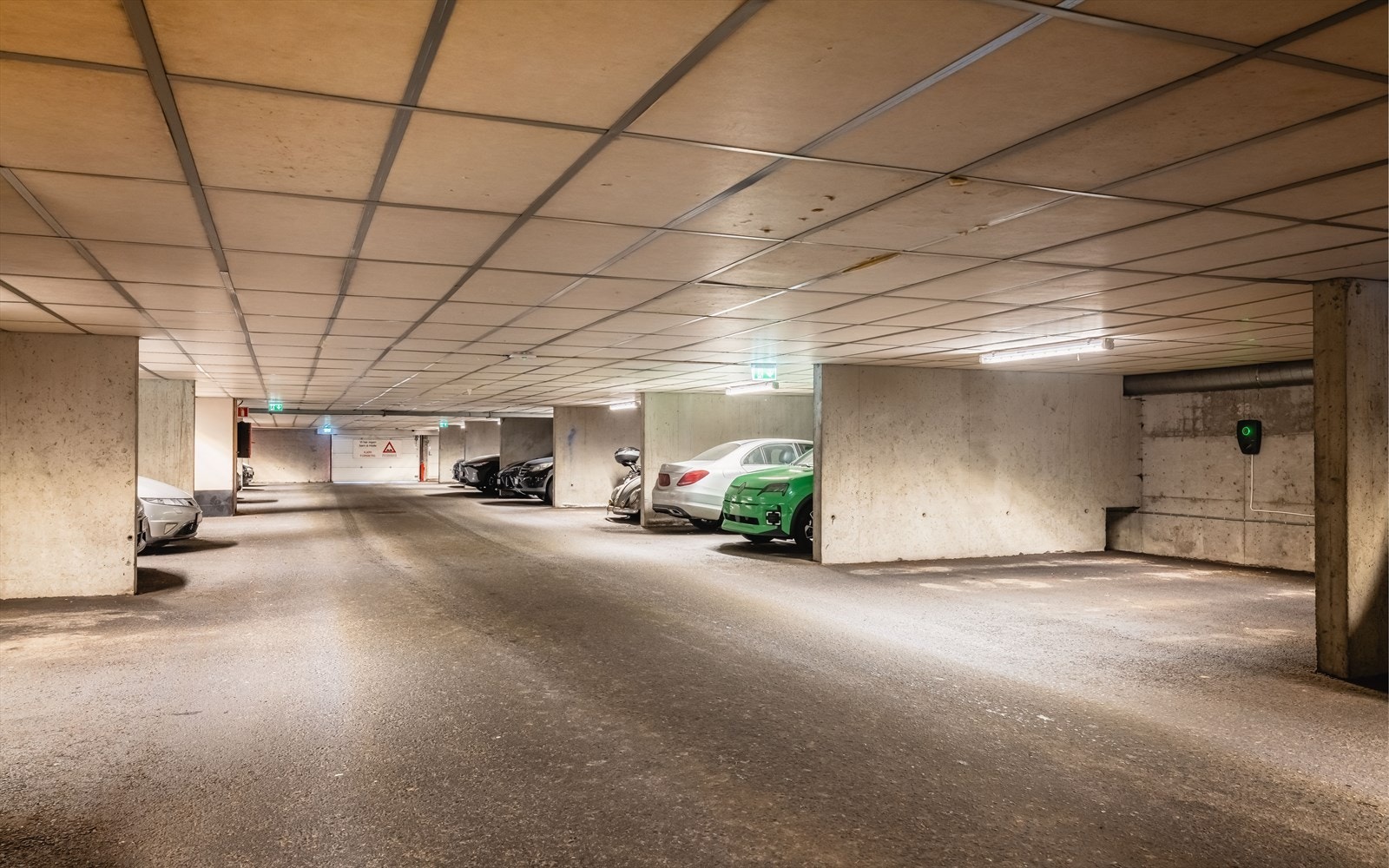 Det medfølger en fast parkeringsplass med elbillader i felles garasjeanlegg. Galleribilde