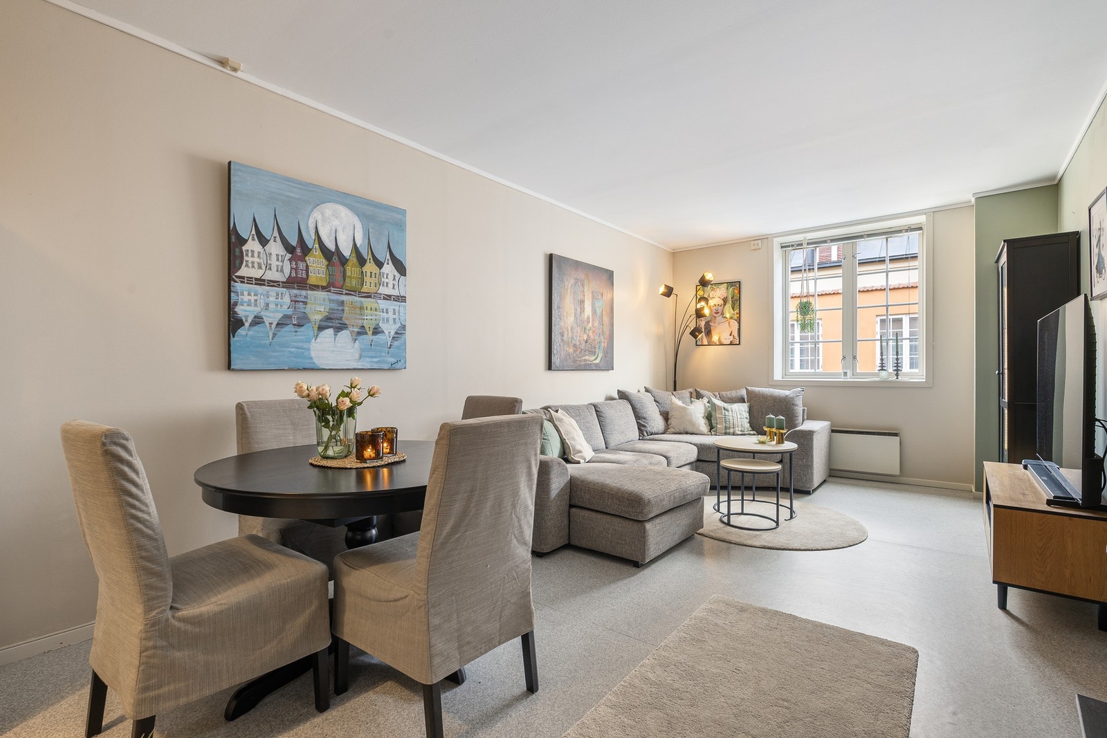 Her er det naturlig plass til en spiseavdeling med større spisebord. Galleribilde