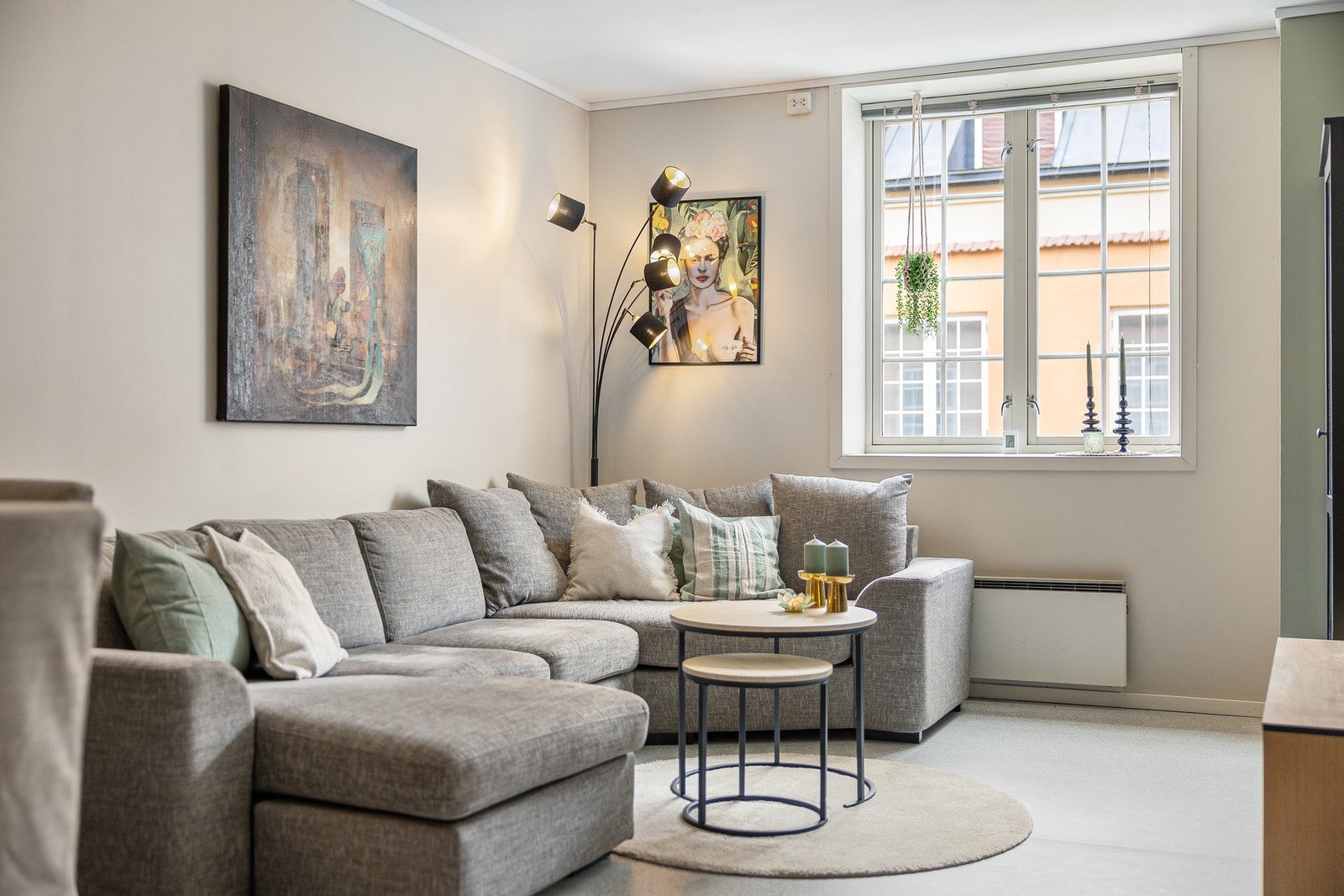 Store vindusflater gir rikelig med naturlig lysinnslipp. Galleribilde