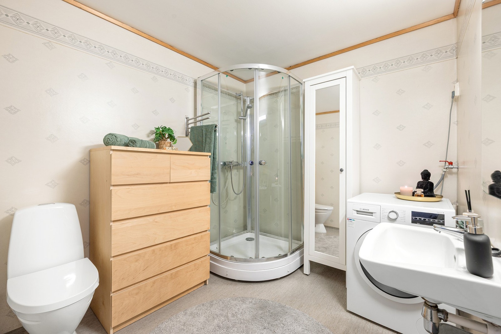 Badet er av god størrelse på 5 kvm. Våtromsbelegg på vegger og malt himling. Galleribilde