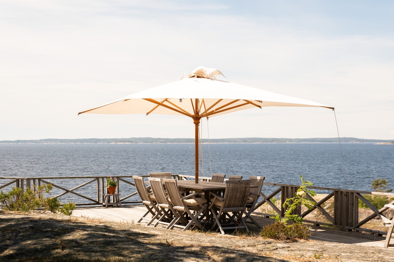 Sommerstid er det et myldrende småbåtliv å se rett utenfor. Galleribilde