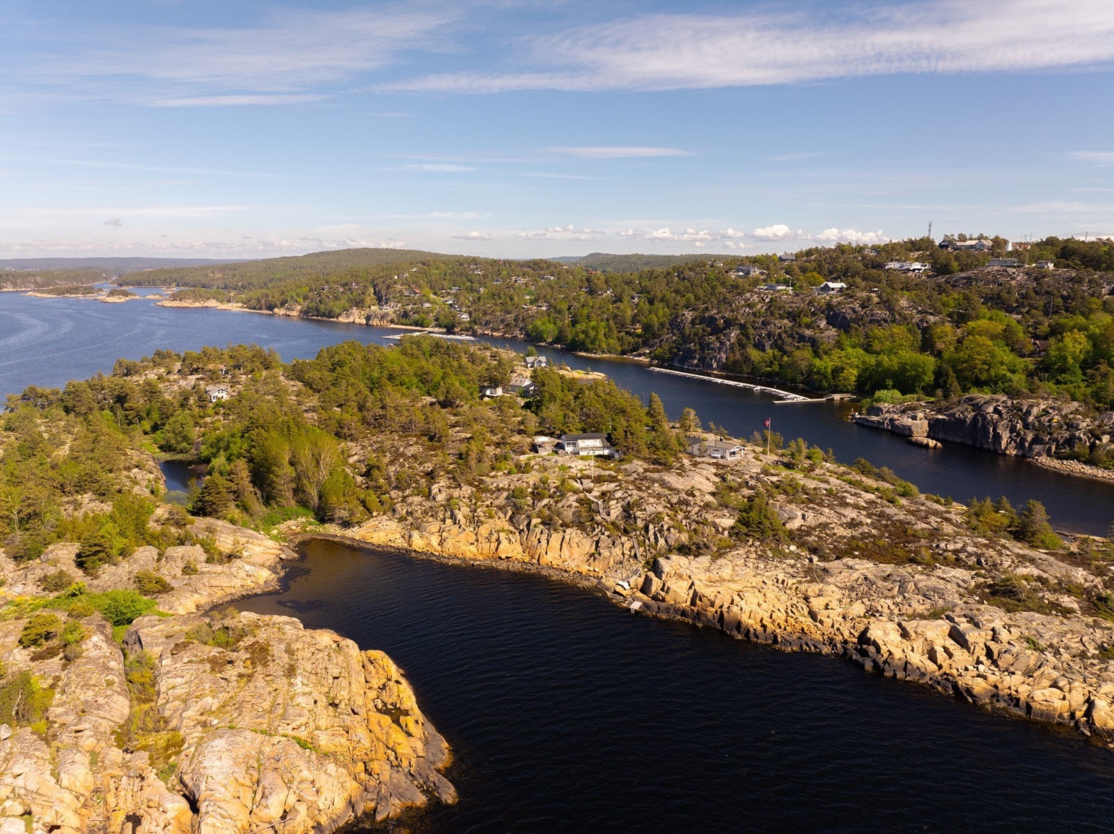 Eiendommen disponerer brygge både på vestsiden og på østsiden av holmen, samt båtplass i bryggeanlegget i bukta bakenfor. Galleribilde