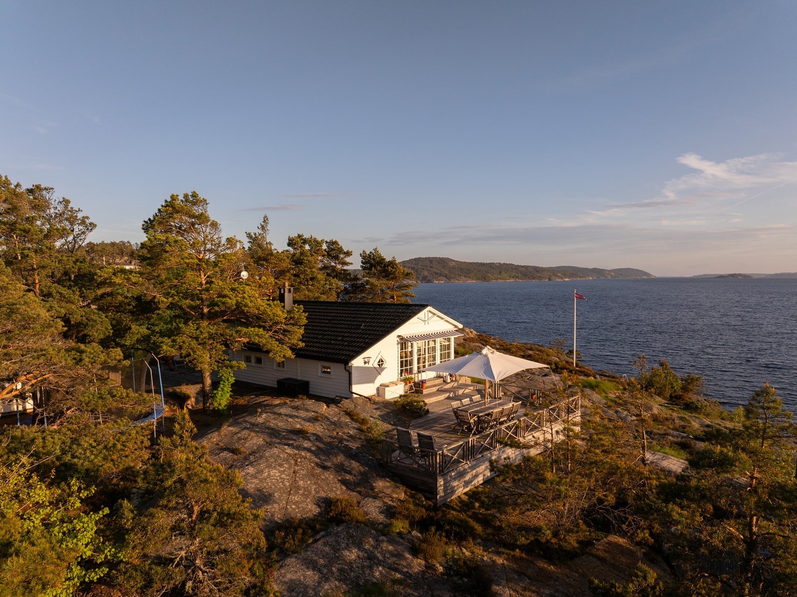 Plattinger og terrasser på til sammen over 100 kvm. omfavner de fleste av hyttas sider. Galleribilde