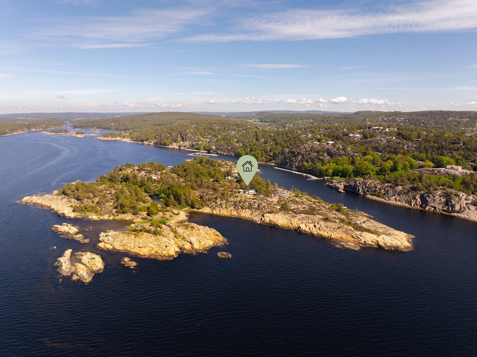På Store Mørvikholmen er det kun et fåtall fritidseiendommer hvorav denne er spesielt attraktivt beliggende ovenfor holmens sørspiss. Galleribilde