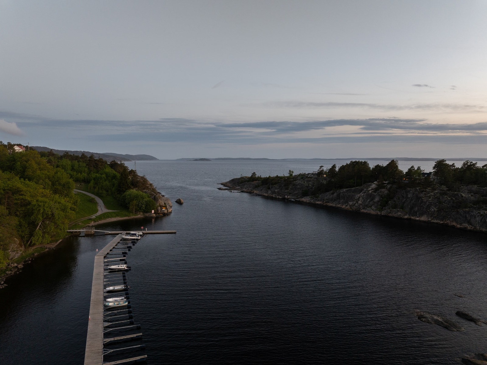 Mellom den østre bryggen og bryggeanlegget på motsatt side av Mørviksundet er det i rett luftlinje kun ca. 200-300 meter. Galleribilde