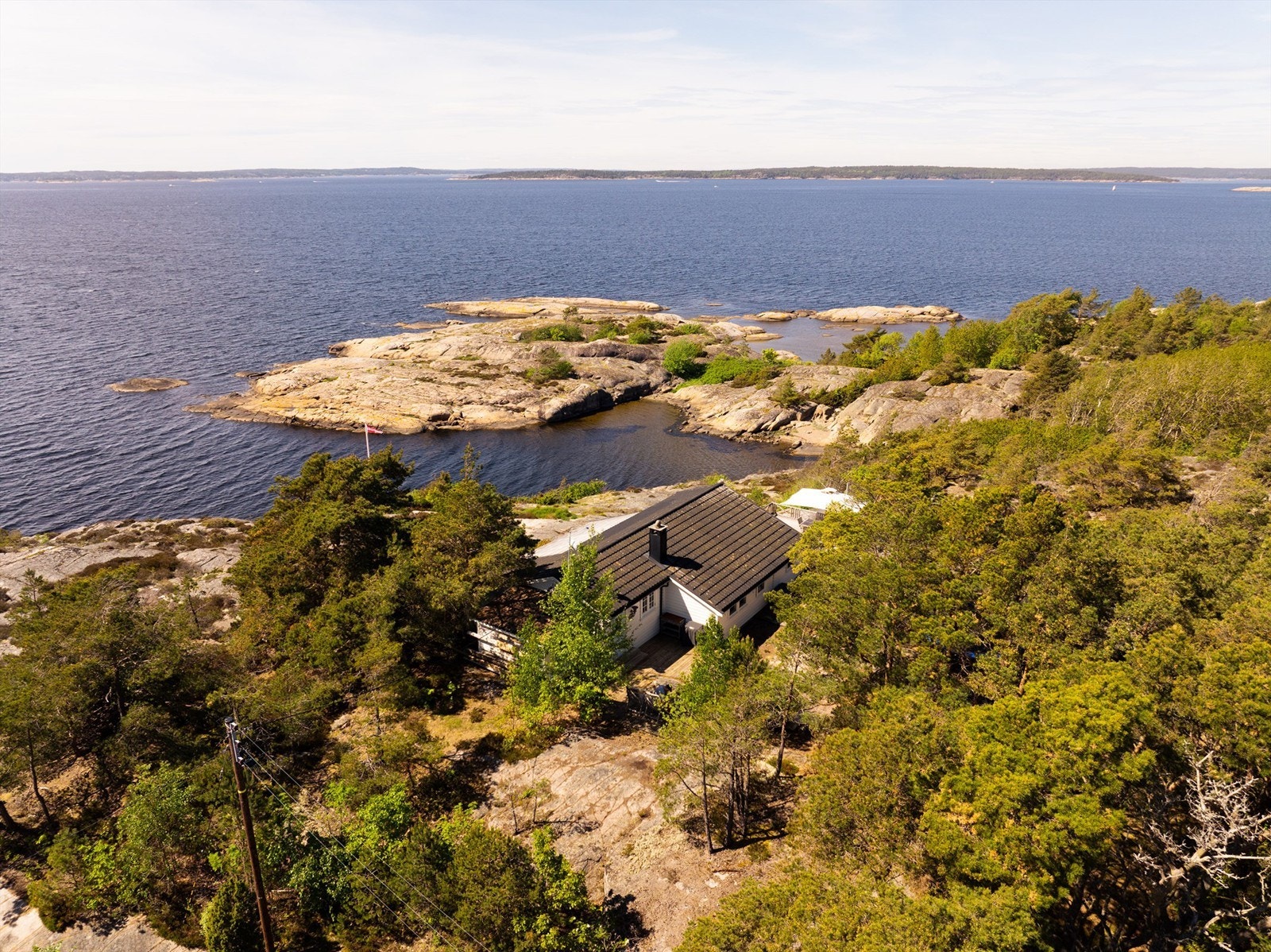 Den romslige tomten er hovedsakelig frittliggende, med en delvis tilstøtende naboeiendom bak skogholtet i øst. Galleribilde