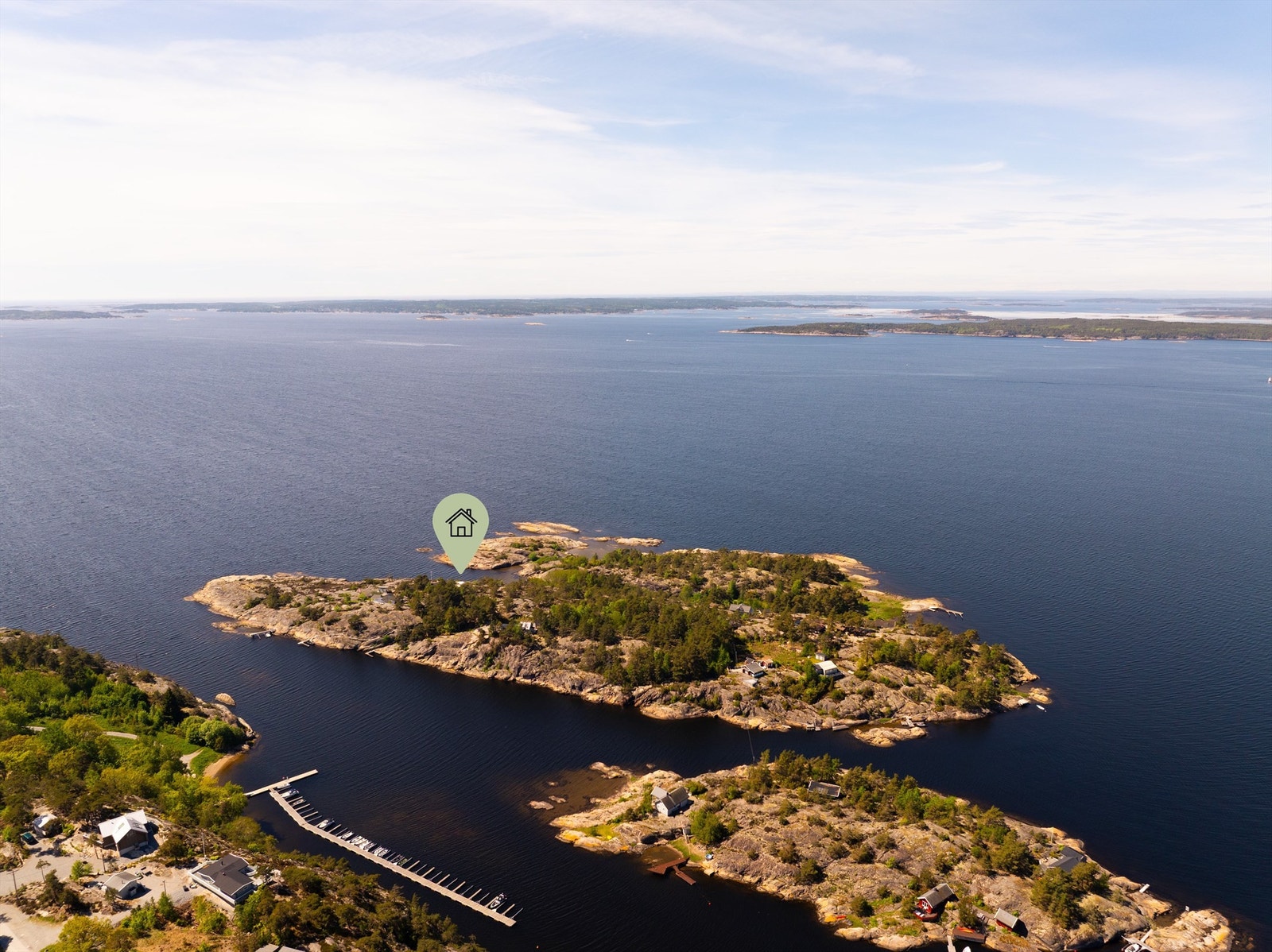 Ved Sponvika helt ytterst i Singlefjorden ligger Store Mørvikholmen, med Hvaler-øyene og svenskekysten rett forut. Galleribilde