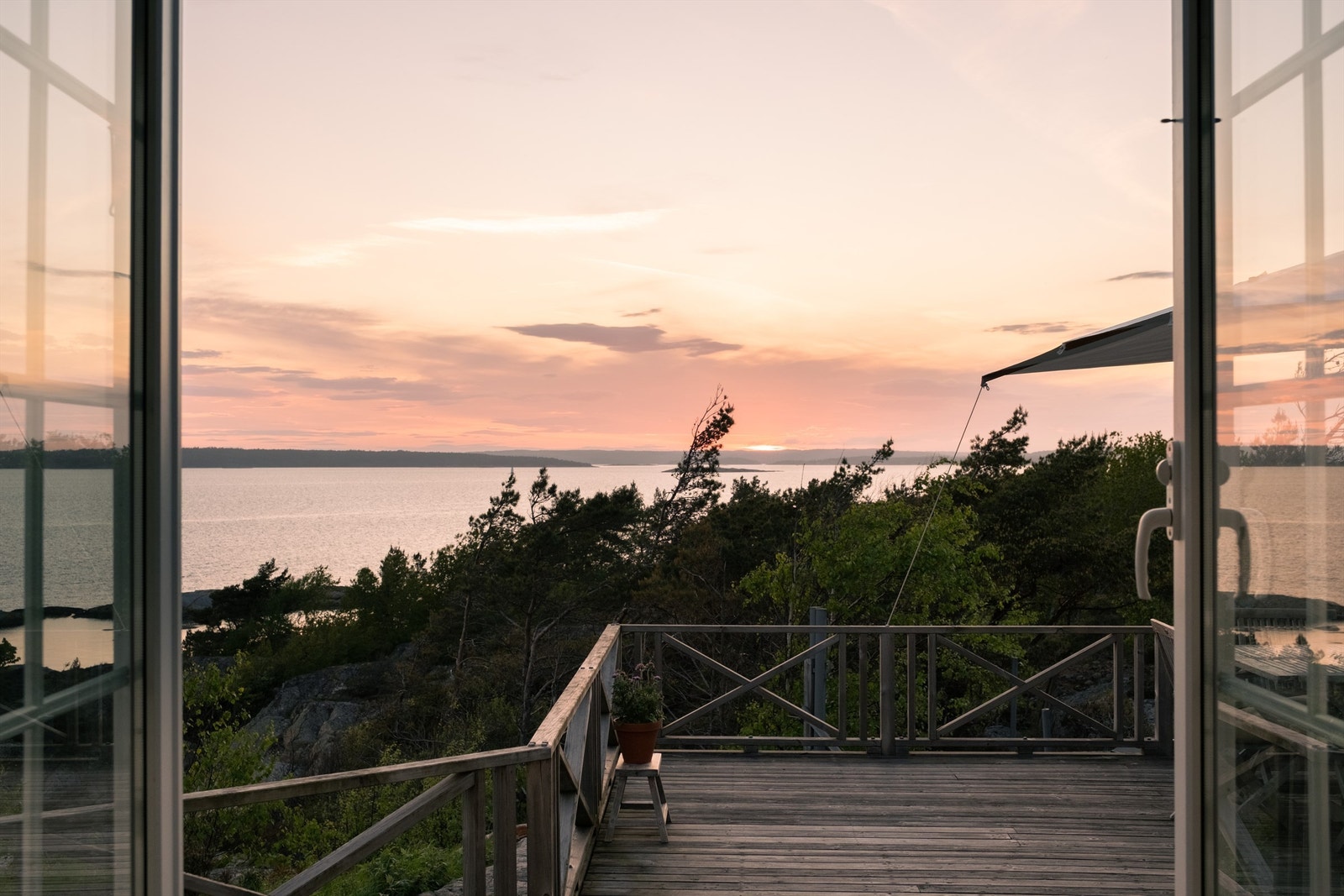 Solnedgang i nordvest, midt i mai. Galleribilde