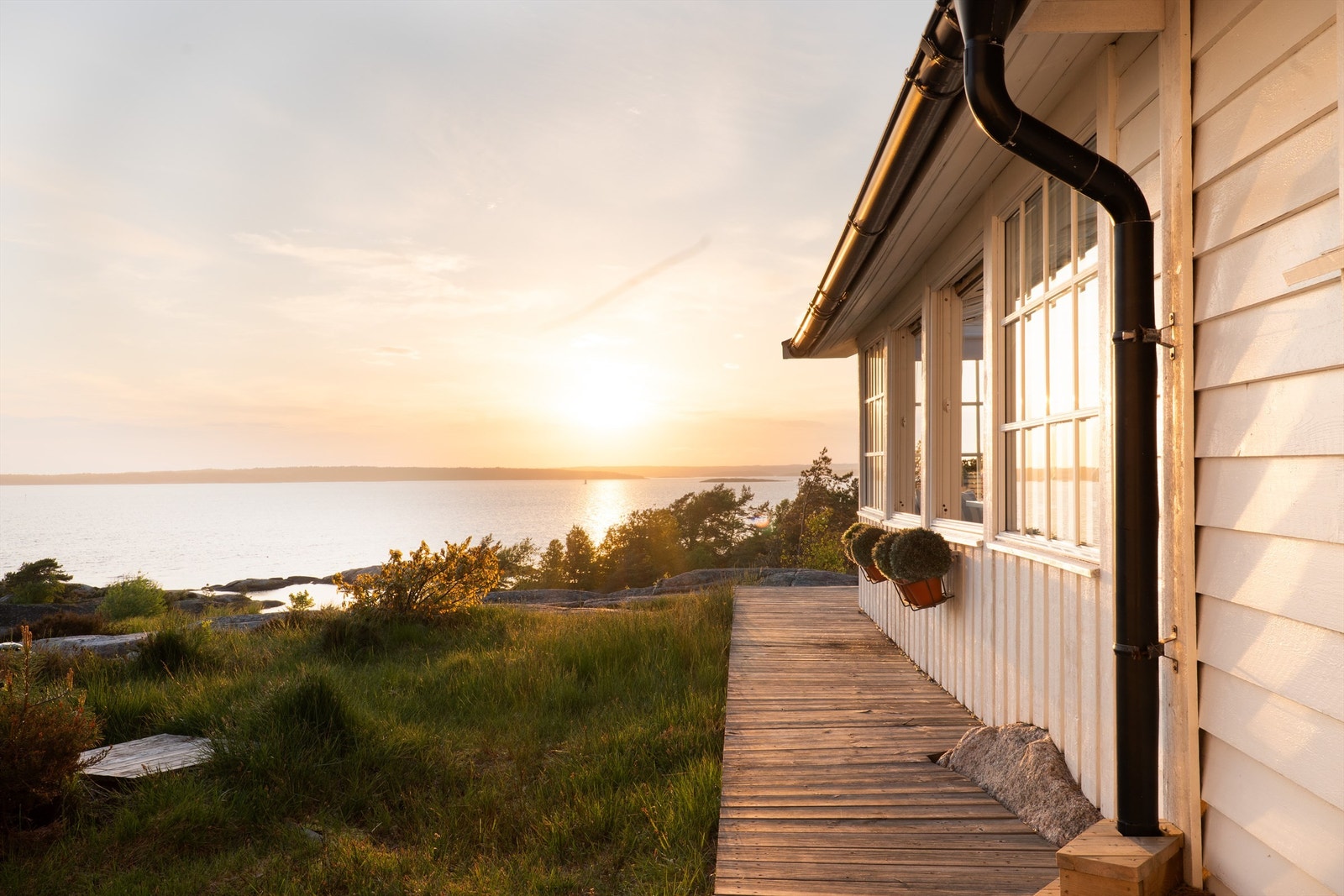 Fra hyttas eleverte beliggenhet sees et nydelig skue over kystlandskapet i sør og vest. Fotograf; Kristoffer Kristiansen. Galleribilde