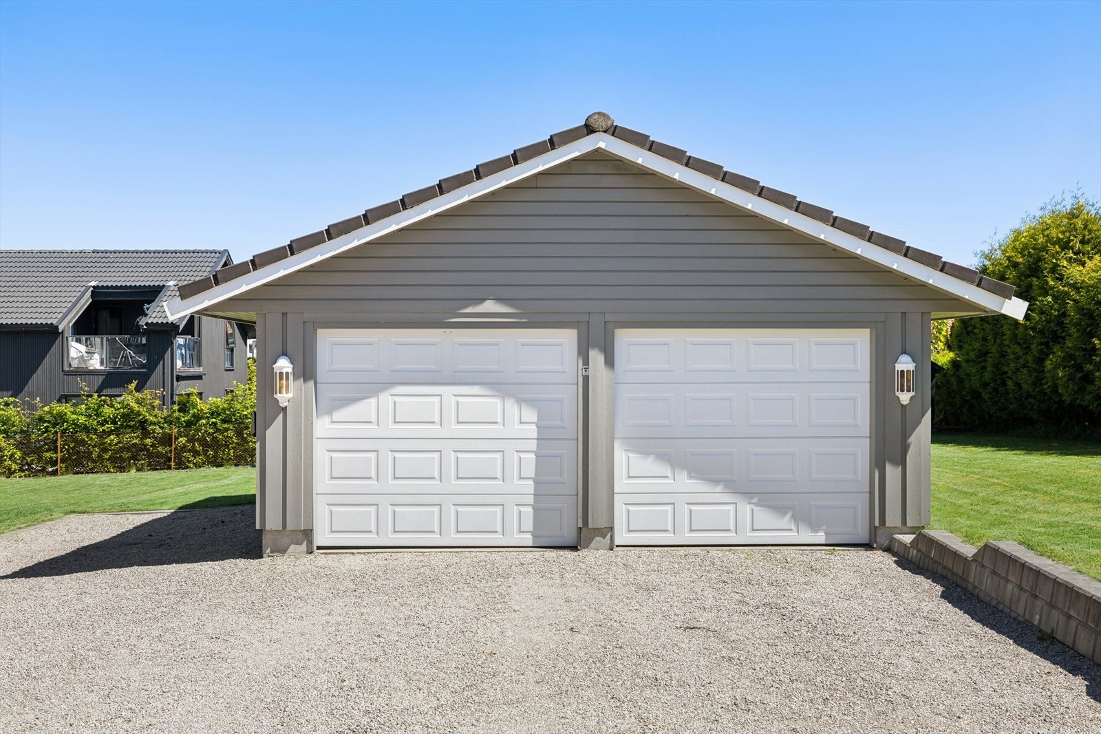 Dobbelgarasje med elbillader Galleribilde