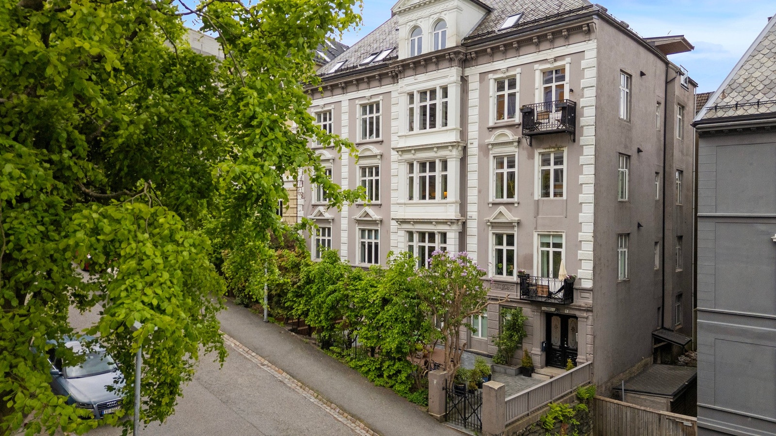 Her bor du sentralt med kort vei til Bergen sentrum, studieinstitusjoner, kollektivtransport og byens servicetilbud. Galleribilde
