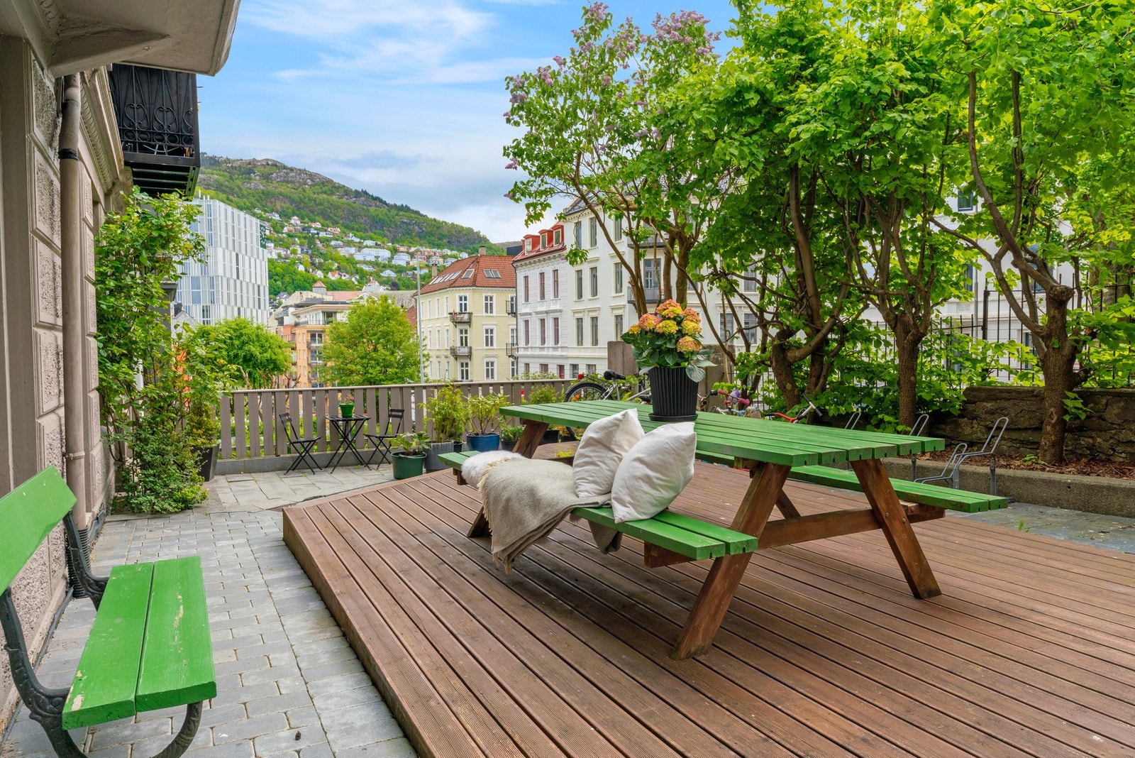 Koselig uteplass som kan benyttes av beboerne i sameiet. Galleribilde