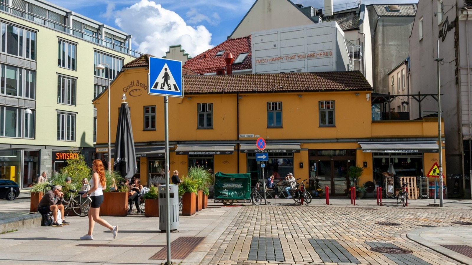 Det er gangavstand til Godt Brød i Vestre Torggaten - et populært, økologisk bakeri og kafé kjent for ferske bakevarer, god kaffe og hyggelig atmosfære. Galleribilde