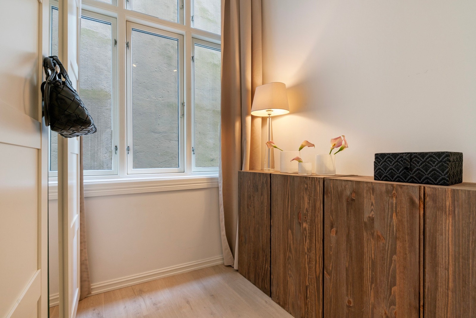 Det er godt med garderobeskap på soverommet (ses i venstre billedkant). Galleribilde