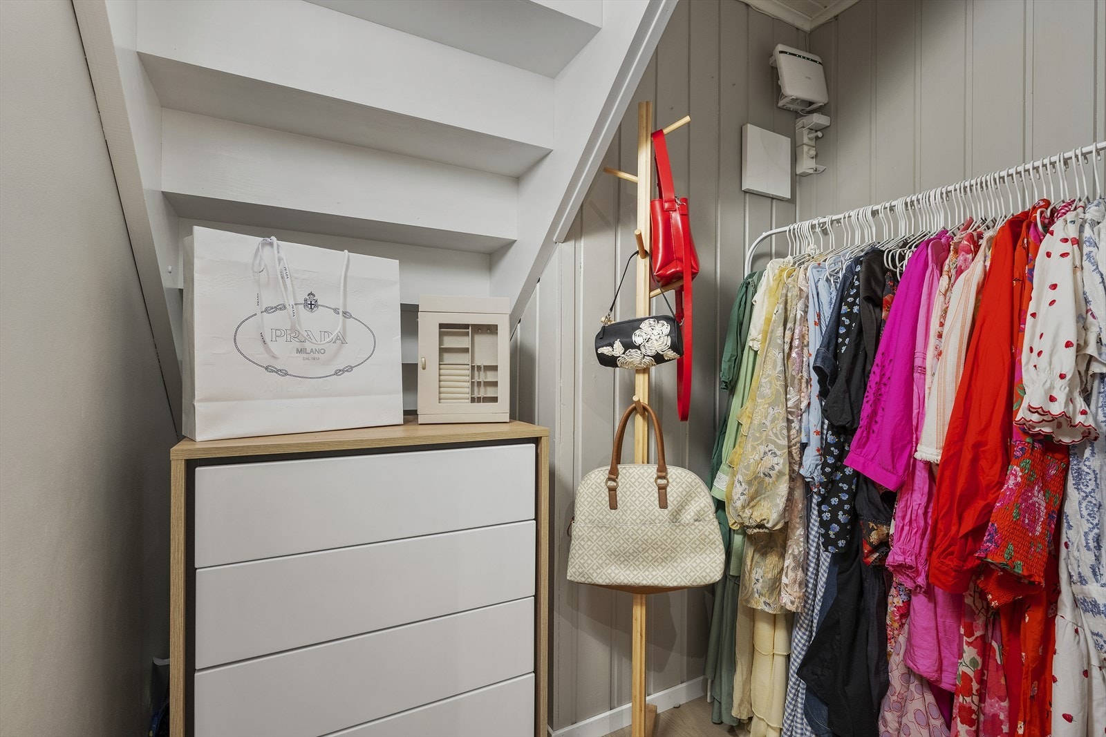 Walk-in/bod under trapp Galleribilde