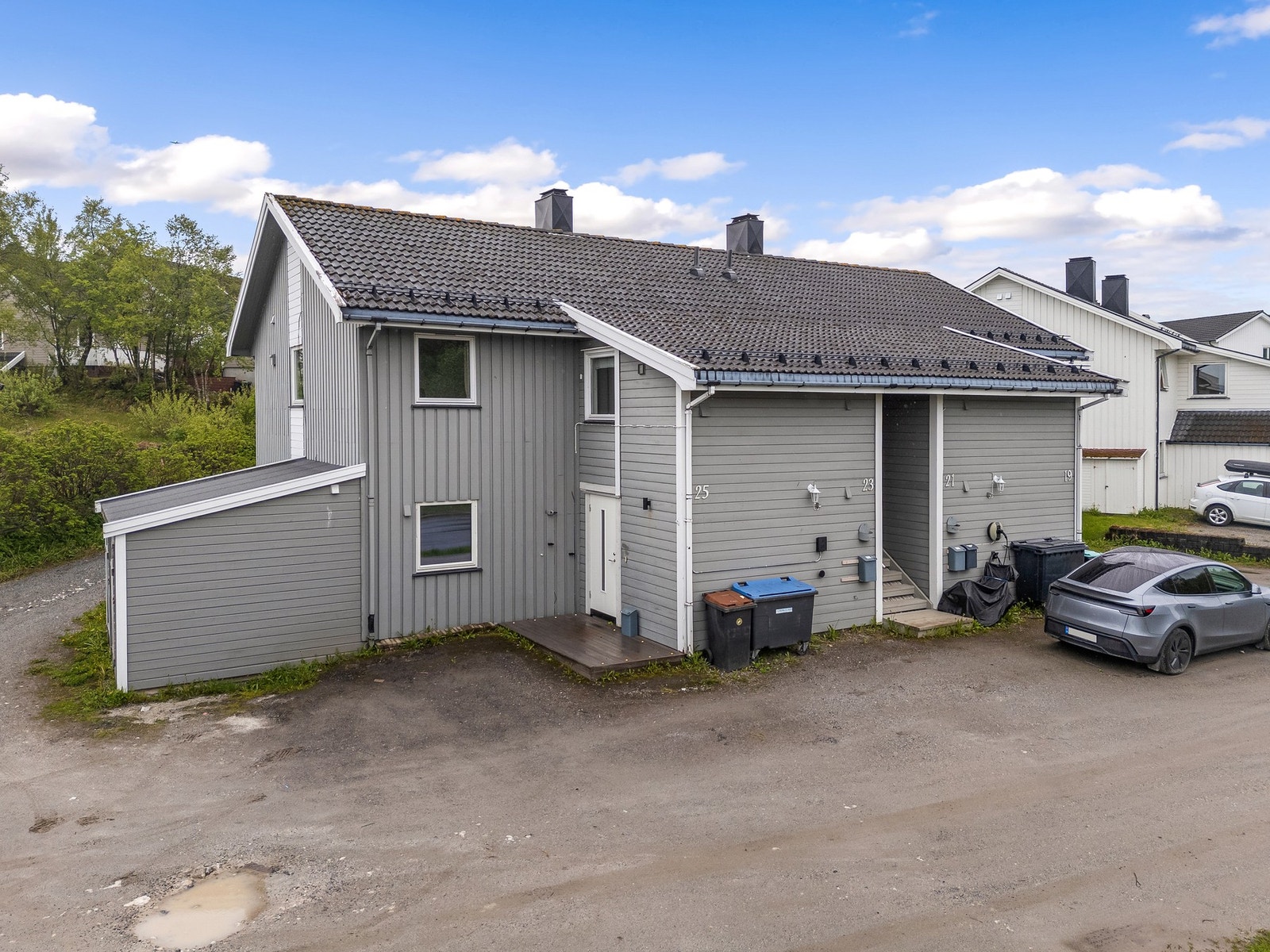 Eiendommen har en praktisk beliggenhet med parkering rett utenfor inngangsdøren. Galleribilde