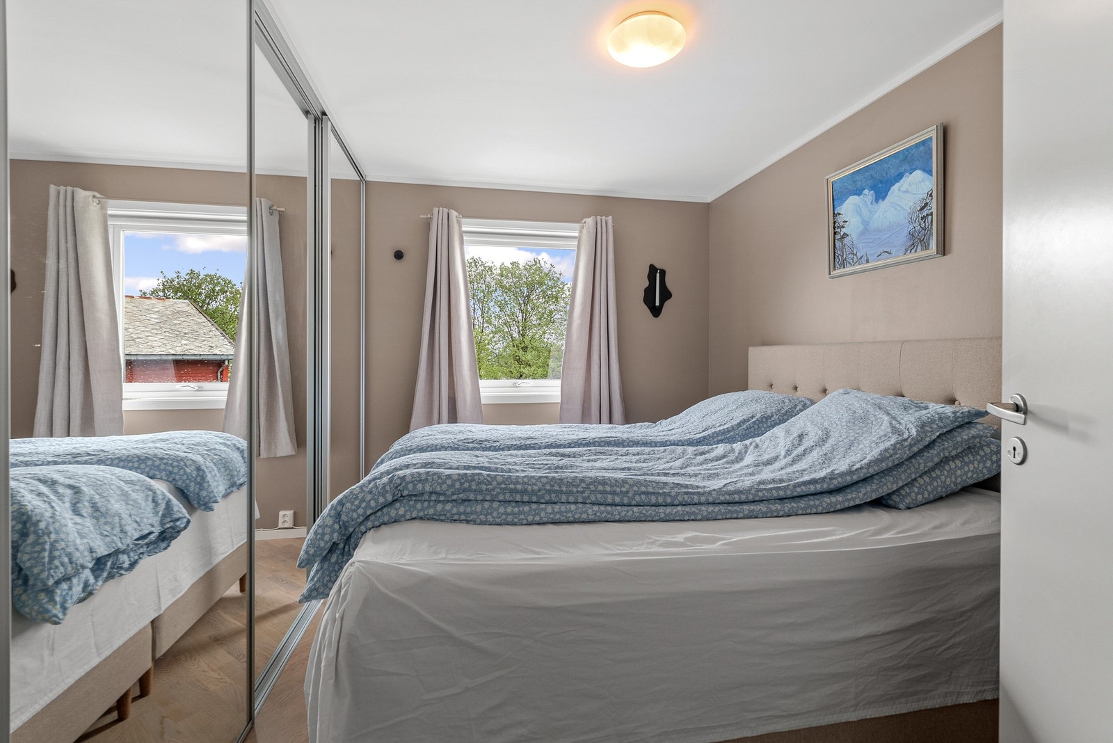 Hovedsoverommet har god plass til dobbeltseng og er utstyrt med en romslig skyvedørsgarderobe. Galleribilde