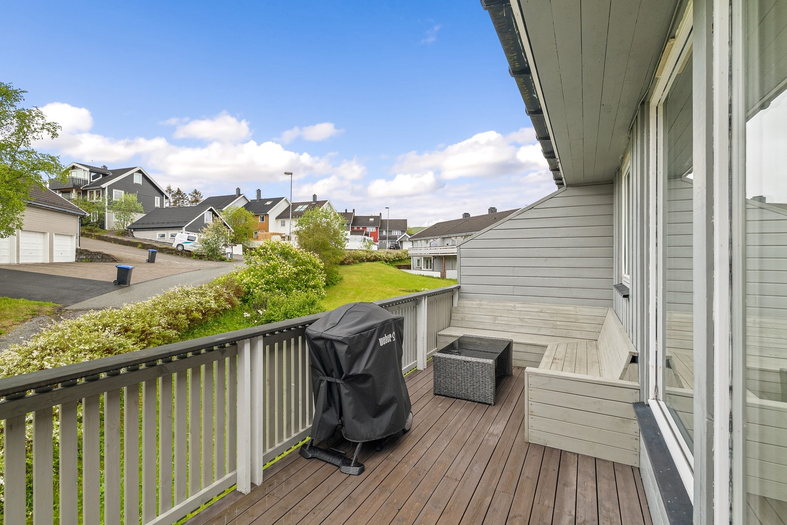 Balkongen er en fin forlengelse av stuen og har plass til både grill og utemøbler. Galleribilde