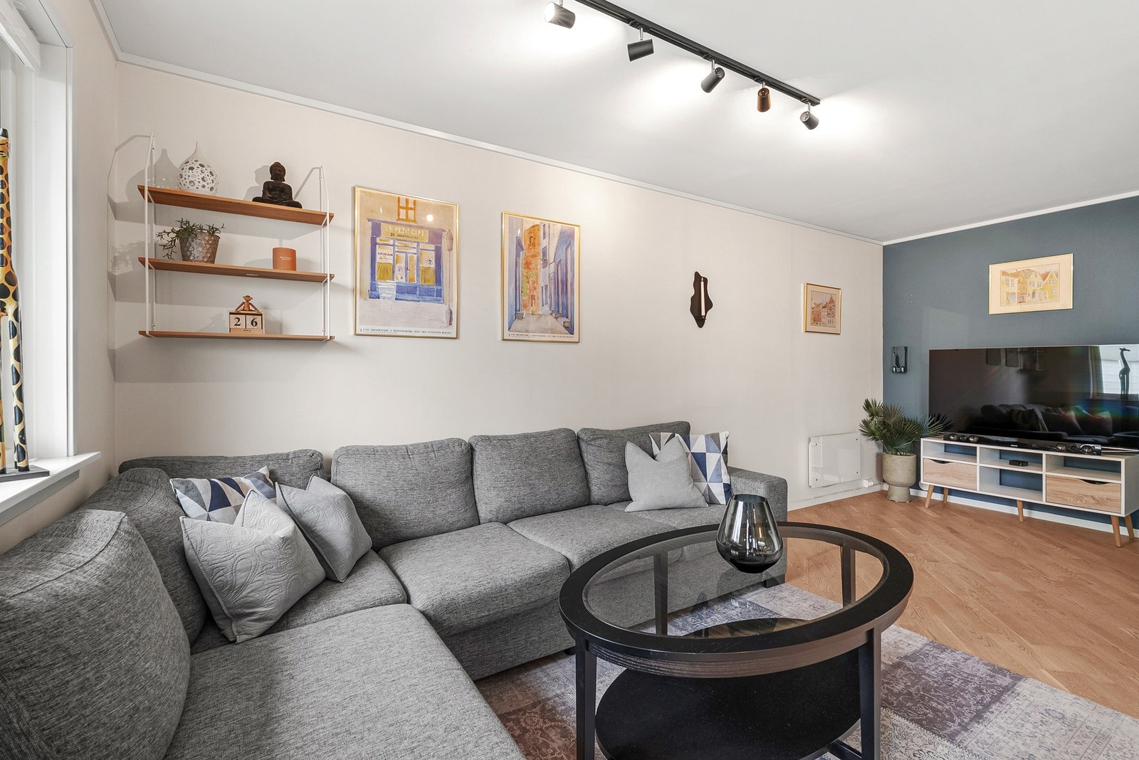 Romslig stue med vegger malt i moderne farger. Galleribilde