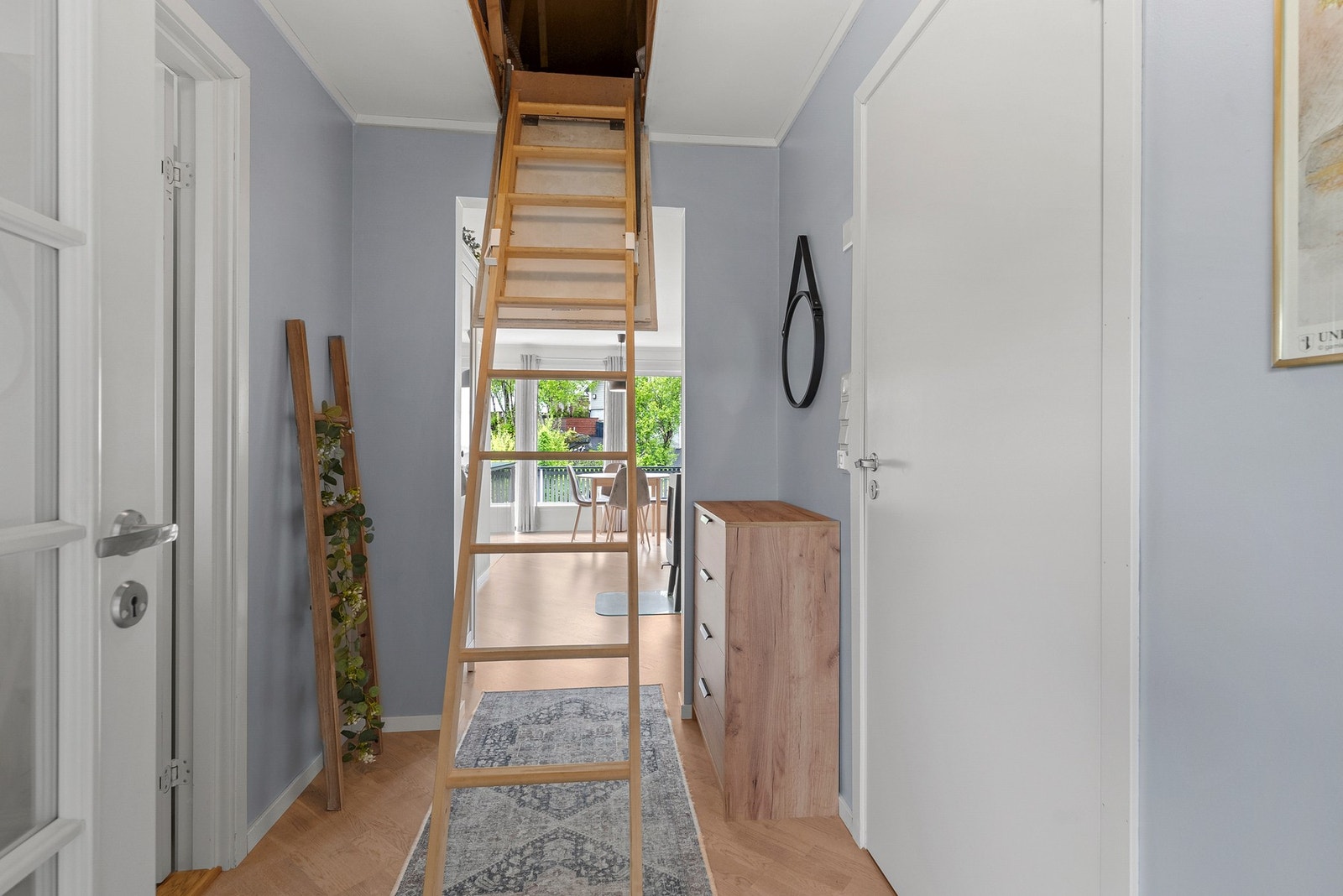 I gangen er det nedfellbar stige til et romslig lagringsloft. Galleribilde