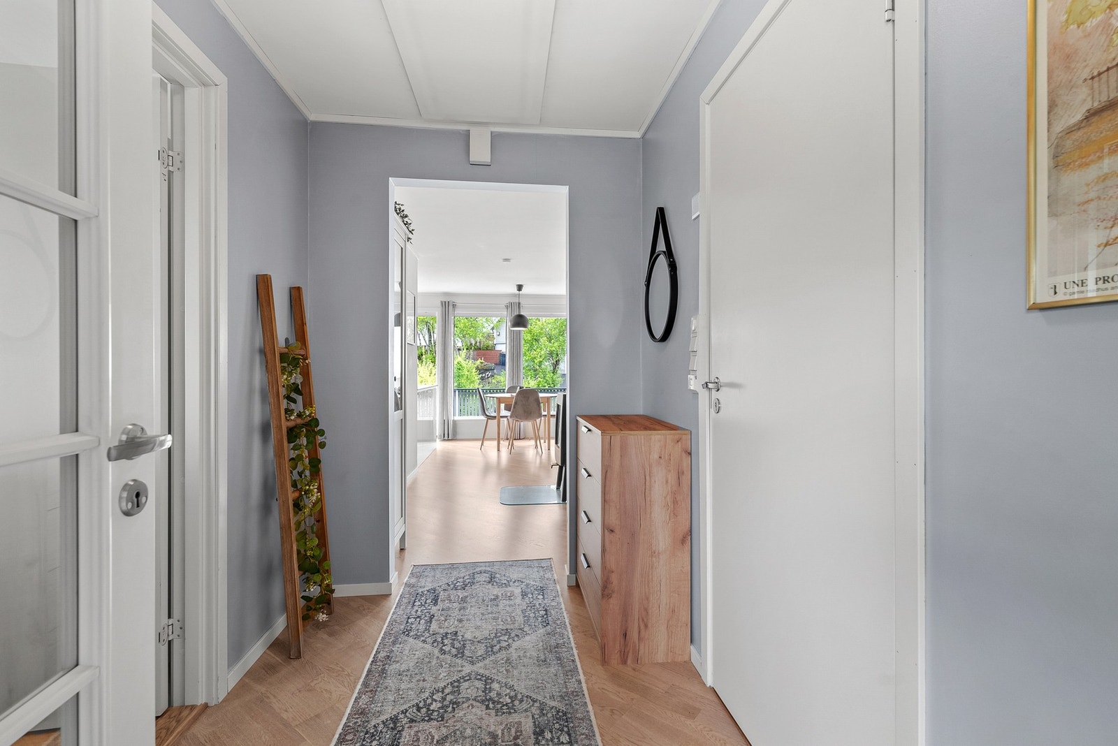 Fra gangen åpner leiligheten seg opp mot stue og kjøkken. Det er parkett på gulvet gjennom leiligheten. Galleribilde