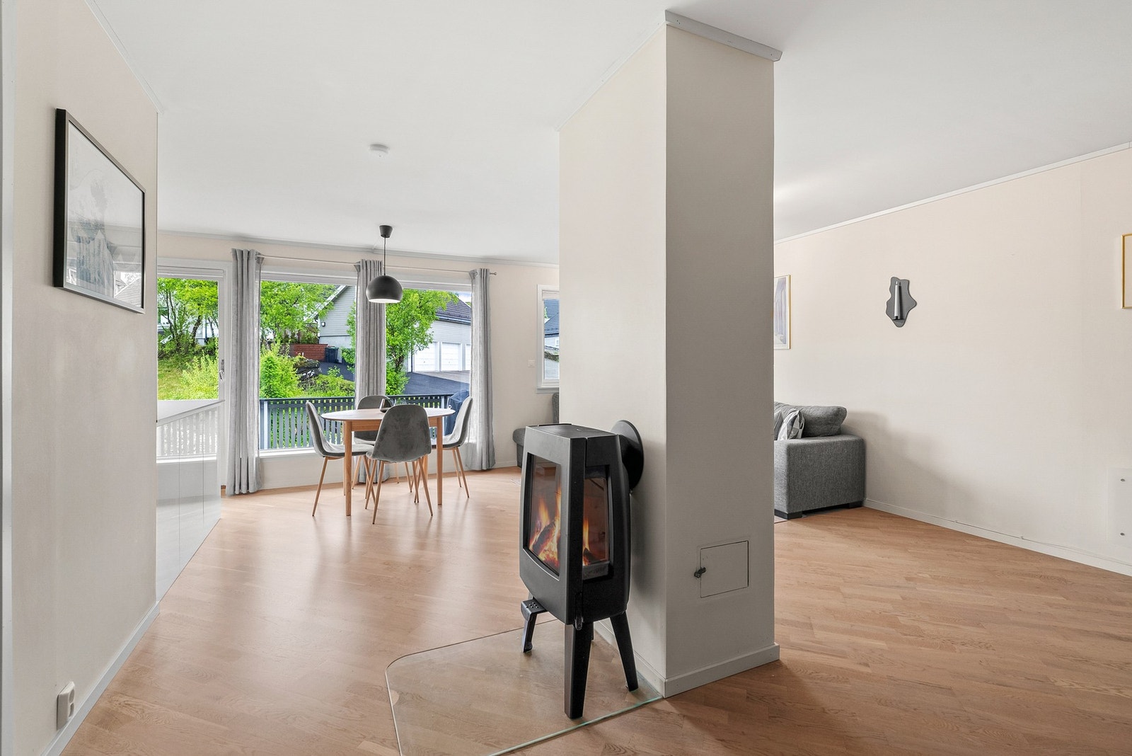 En sentralt plassert vedovn gir ekstra varme og hygge på kalde dager. Galleribilde