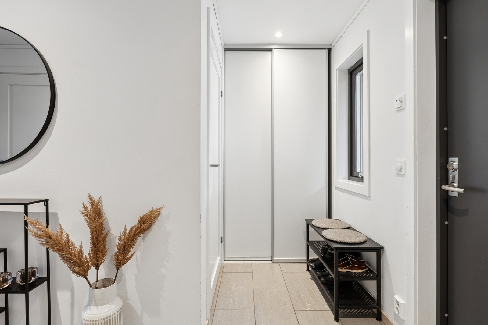 Praktisk skyvedørsgarderobe i entré med god plass til ytterklær og sko. Galleribilde