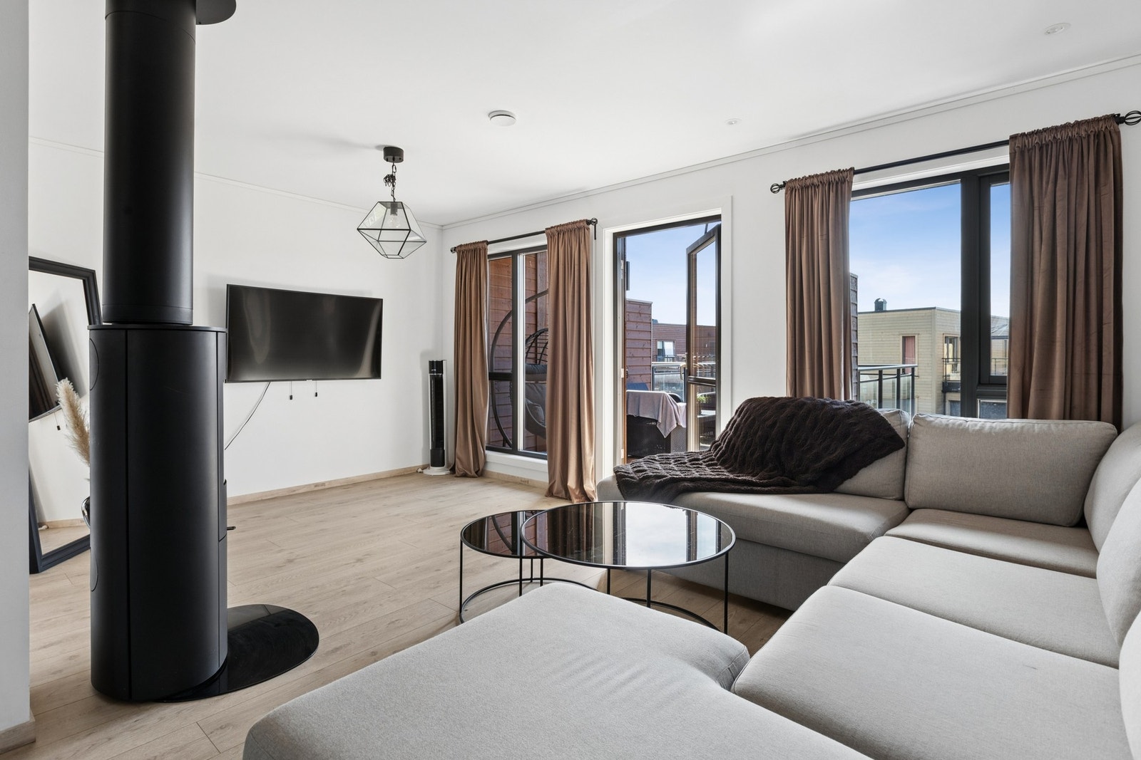 Romslig stue med god plass til sofa, stuebord, tv- og benk. Galleribilde