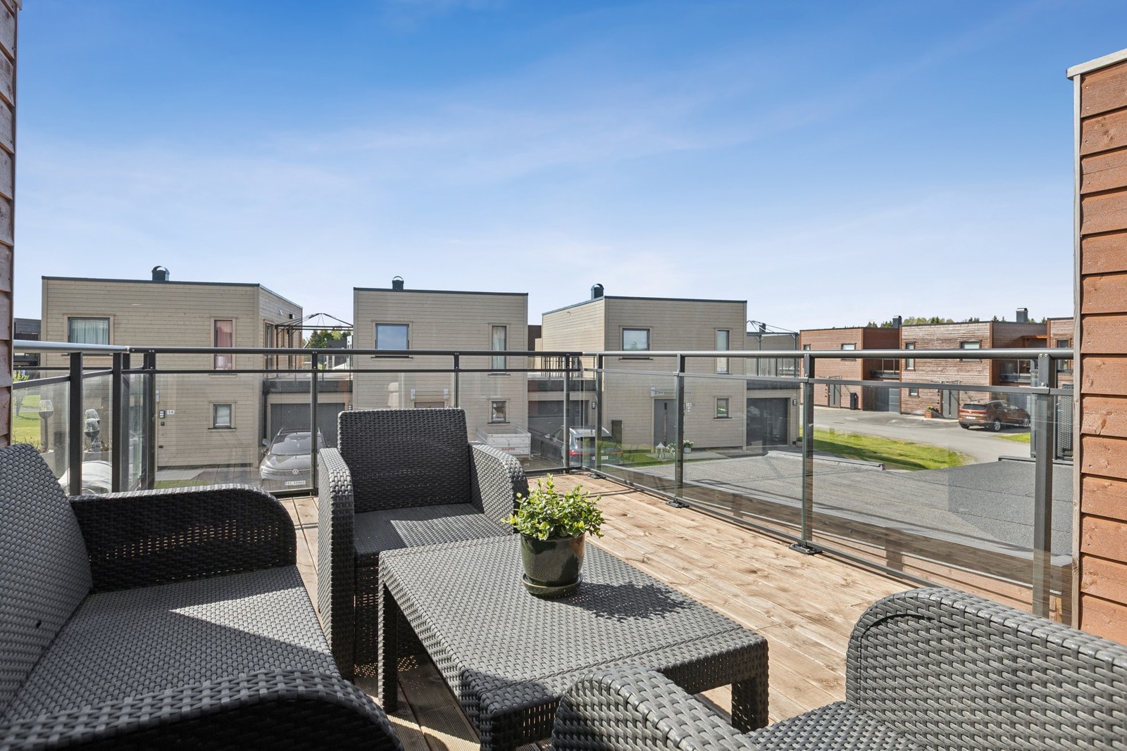 Trallegangen 17 ligger i et familievennlig og rolig område i Nannestad, med nærhet til dagligvarebutikker, skoler, treningssentre og offentlig transport. Boligen har en stor og solrik terrasse med plass til utemøblement. Galleribilde