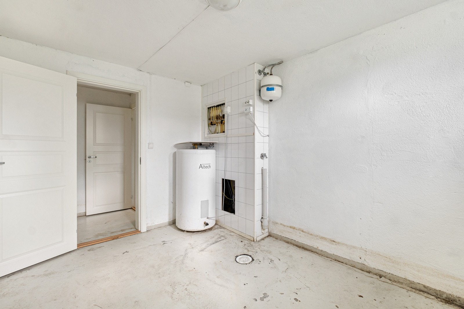 Praktisk vaskerom i kjelleren med opplegg for vaskemaskin. Her står også varmtvannstanken på ca. 200 liter. Galleribilde