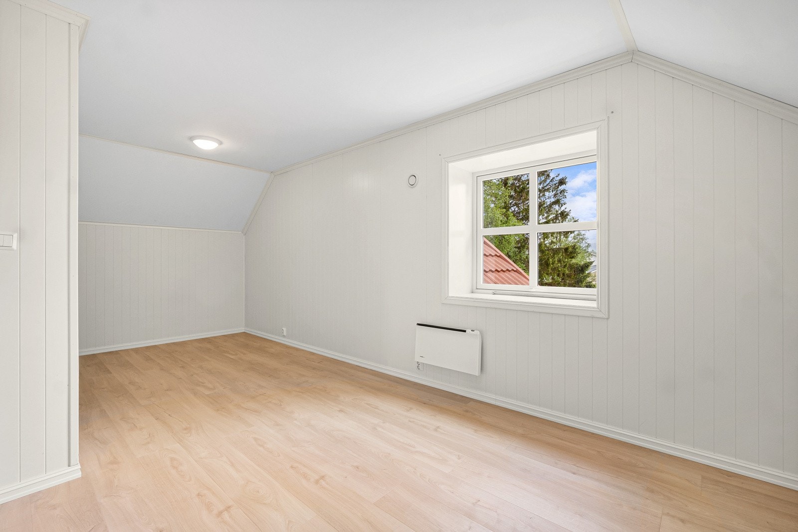 Lyse overflater med panel på veggene og laminat på gulvet. Galleribilde